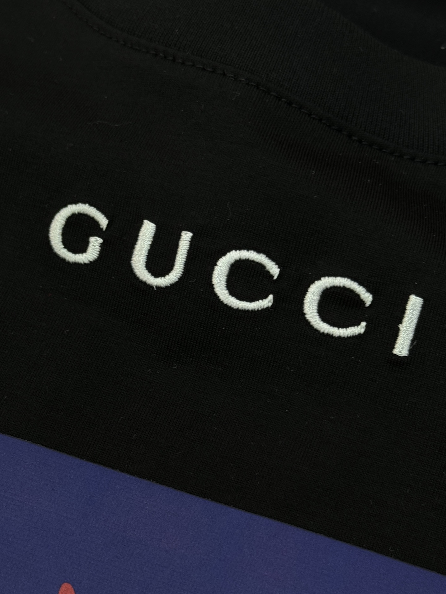 Gucci古奇26s新品滑雪印花T恤.采用190g丝光棉材质，穿着舒适透气。正面滑雪人物剪影+品牌标志，