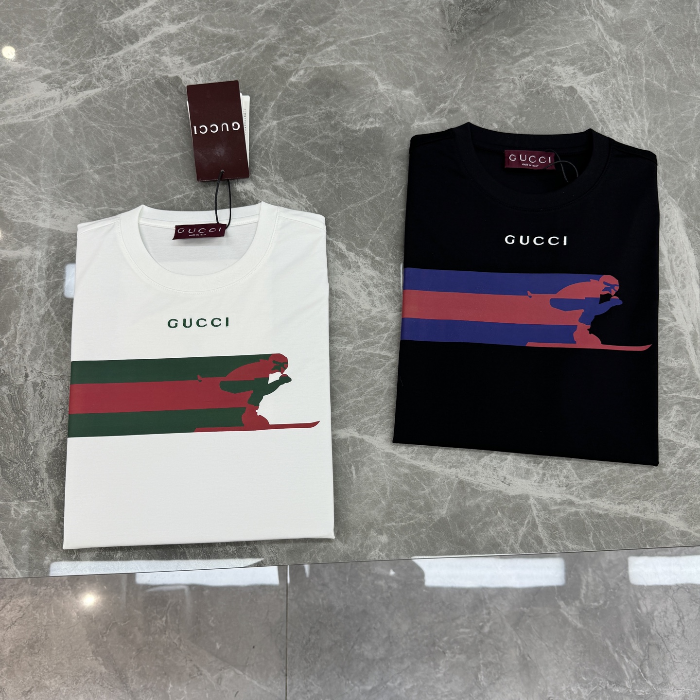 Gucci古奇26s新品滑雪印花T恤.采用190g丝光棉材质，穿着舒适透气。正面滑雪人物剪影+品牌标志，
