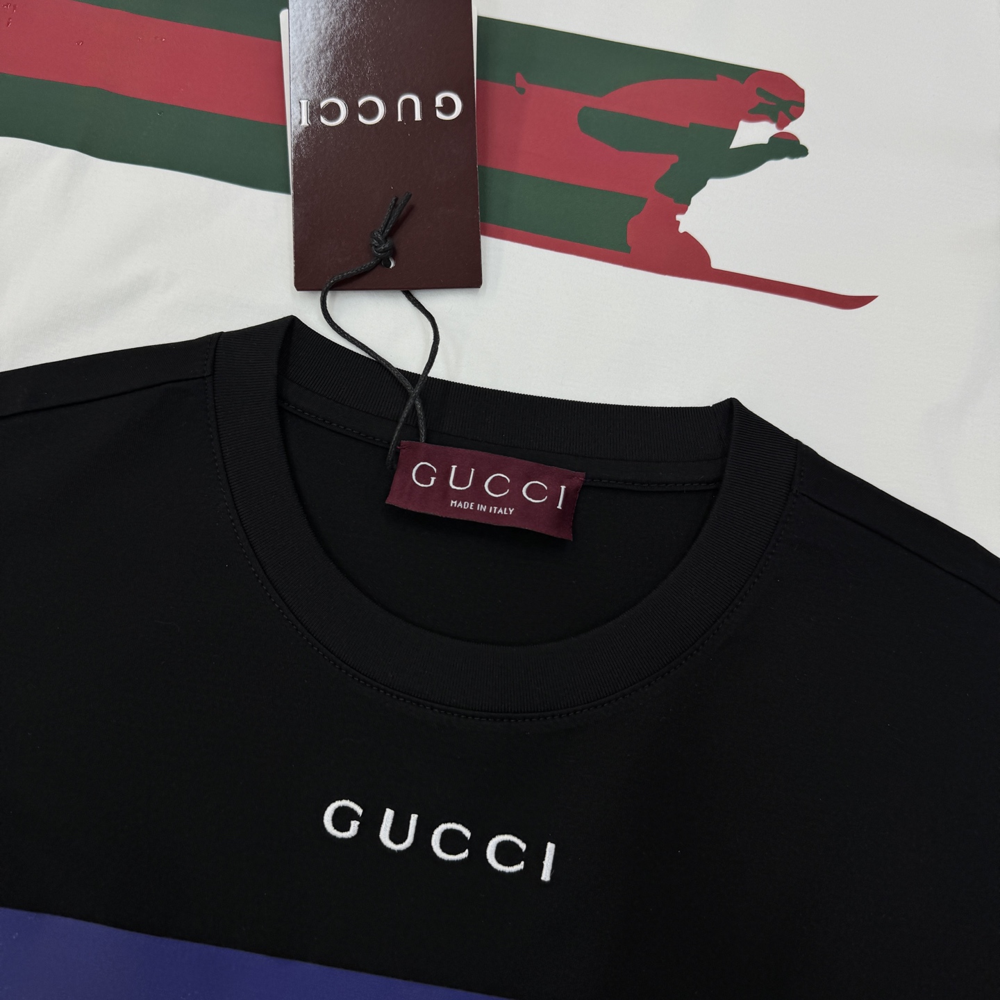 Gucci古奇26s新品滑雪印花T恤.采用190g丝光棉材质，穿着舒适透气。正面滑雪人物剪影+品牌标志，