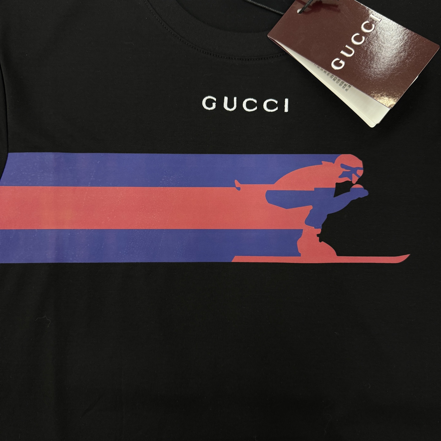 Gucci古奇26s新品滑雪印花T恤.采用190g丝光棉材质，穿着舒适透气。正面滑雪人物剪影+品牌标志，