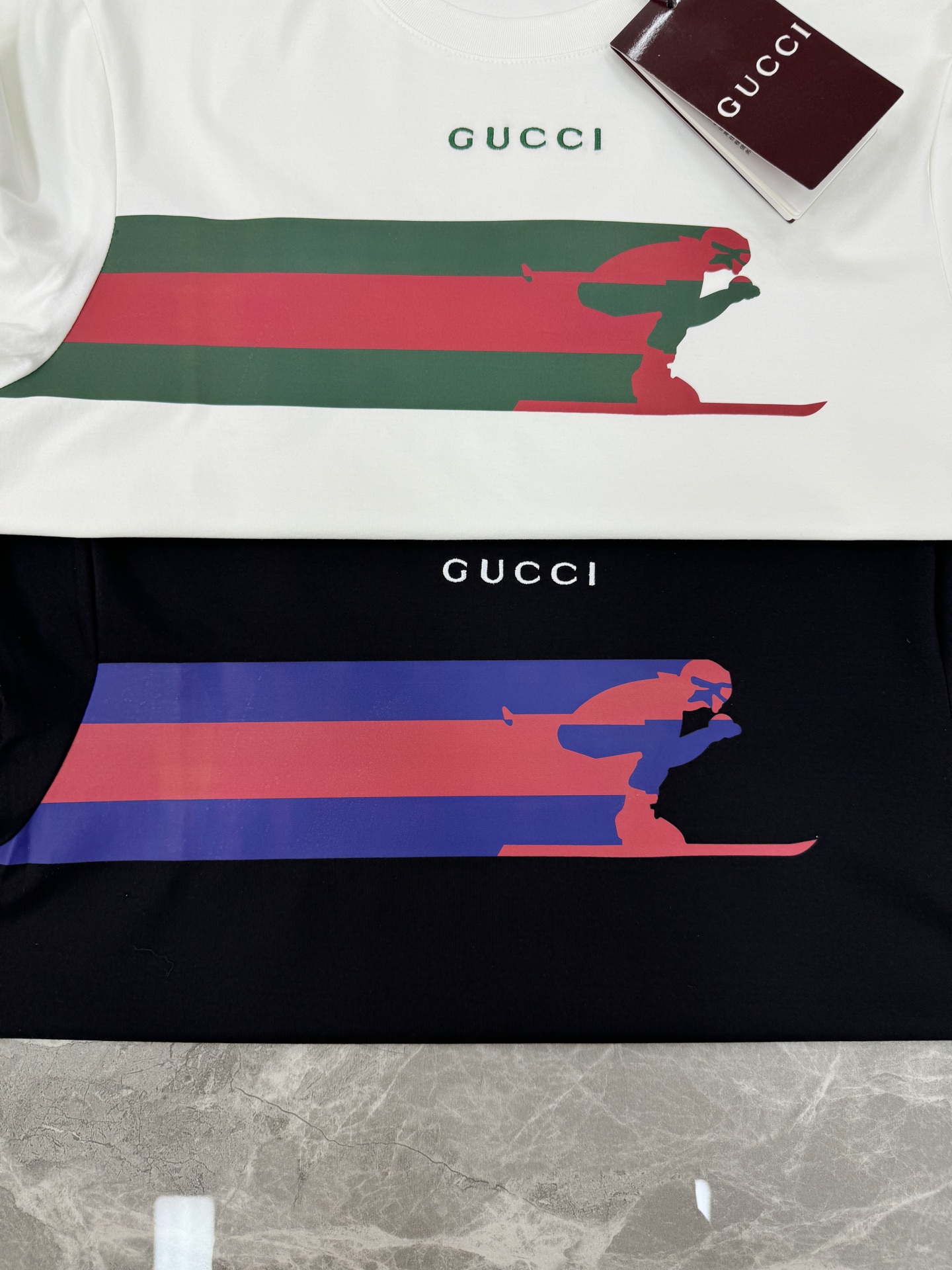 Gucci古奇26s新品滑雪印花T恤.采用190g丝光棉材质，穿着舒适透气。正面滑雪人物剪影+品牌标志，