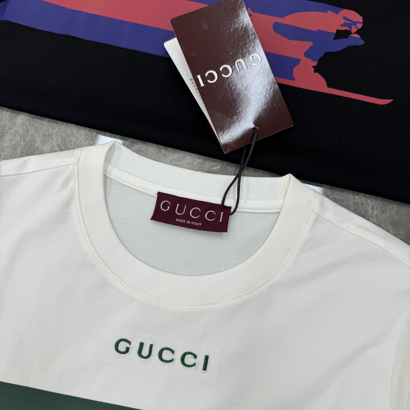 Gucci古奇26s新品滑雪印花T恤.采用190g丝光棉材质，穿着舒适透气。正面滑雪人物剪影+品牌标志，
