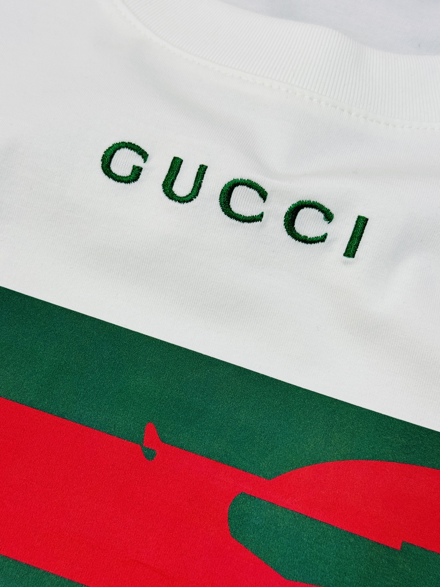 Gucci古奇26s新品滑雪印花T恤.采用190g丝光棉材质，穿着舒适透气。正面滑雪人物剪影+品牌标志，