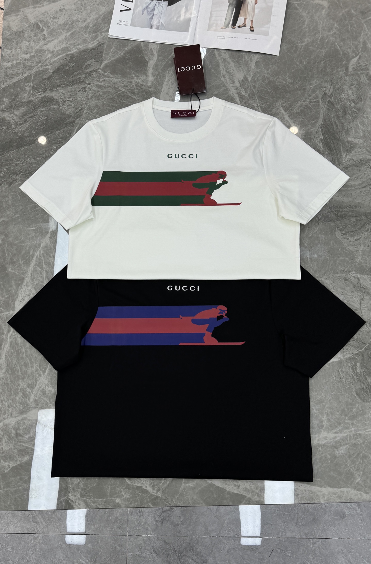 Gucci古奇26s新品滑雪印花T恤.采用190g丝光棉材质，穿着舒适透气。正面滑雪人物剪影+品牌标志，