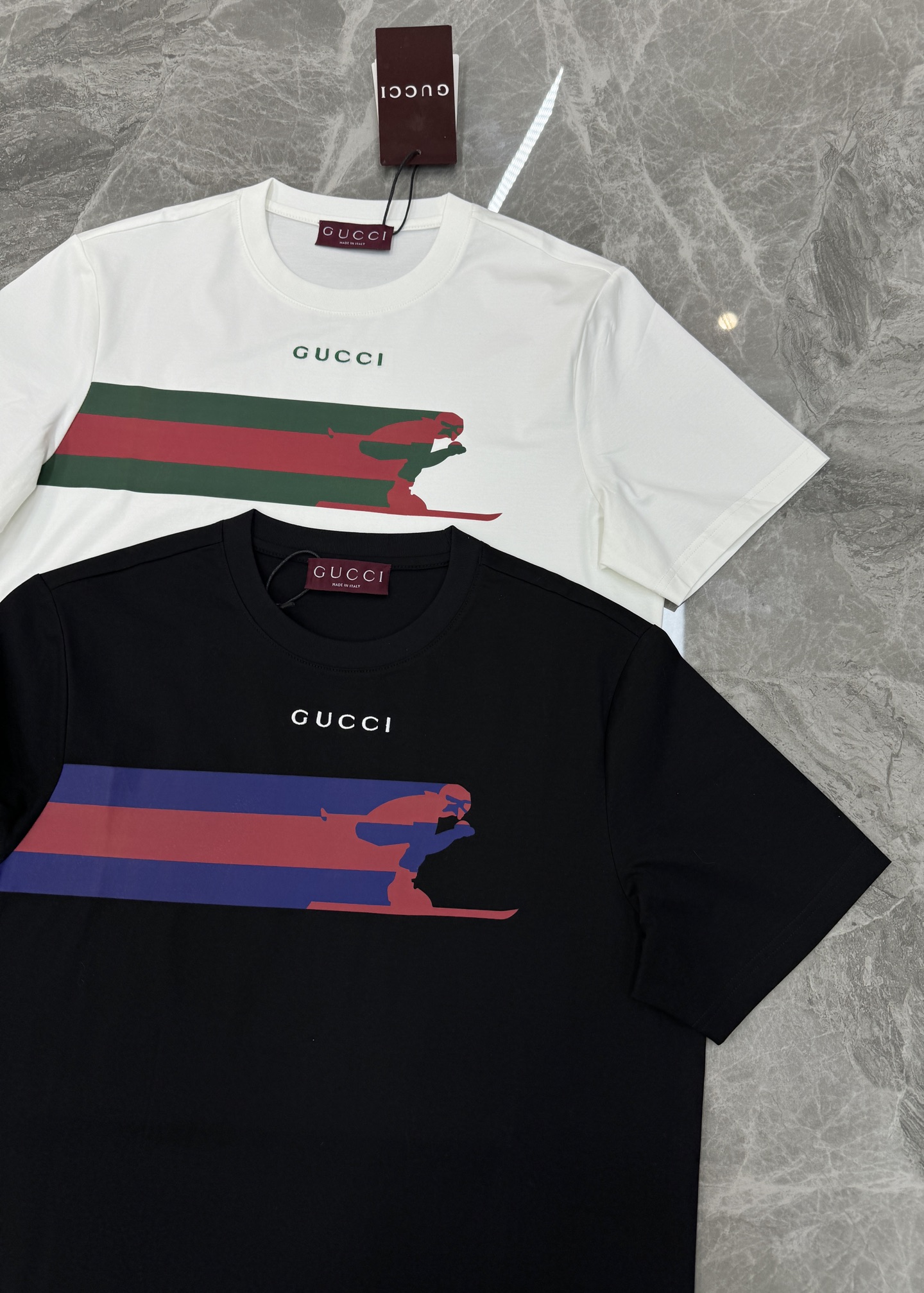 Gucci古奇26s新品滑雪印花T恤.采用190g丝光棉材质，穿着舒适透气。正面滑雪人物剪影+品牌标志，
