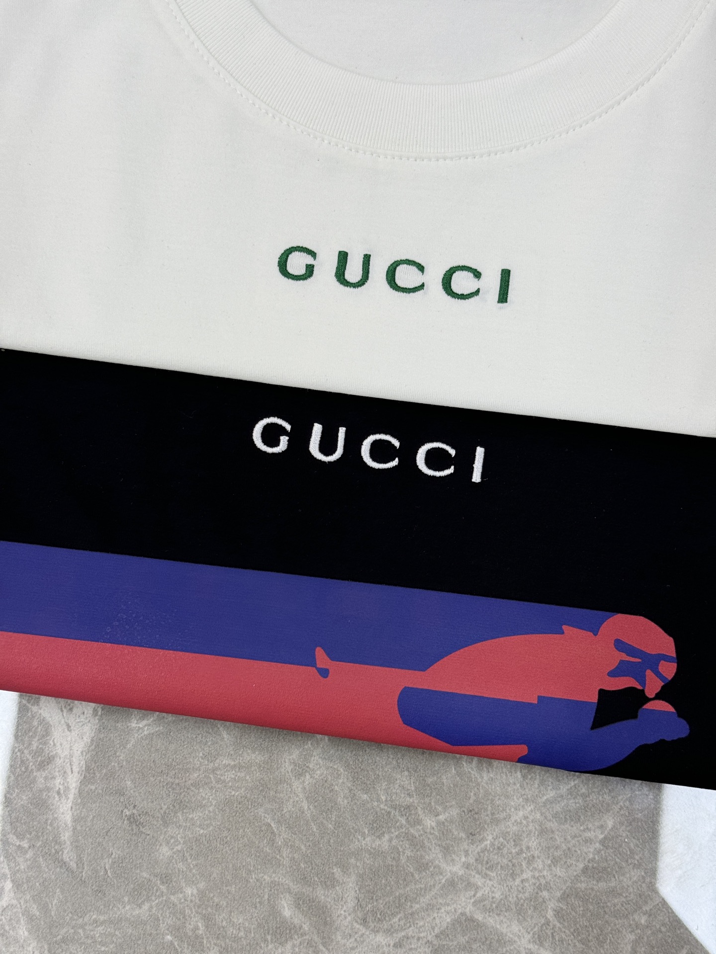Gucci古奇26s新品滑雪印花T恤.采用190g丝光棉材质，穿着舒适透气。正面滑雪人物剪影+品牌标志，