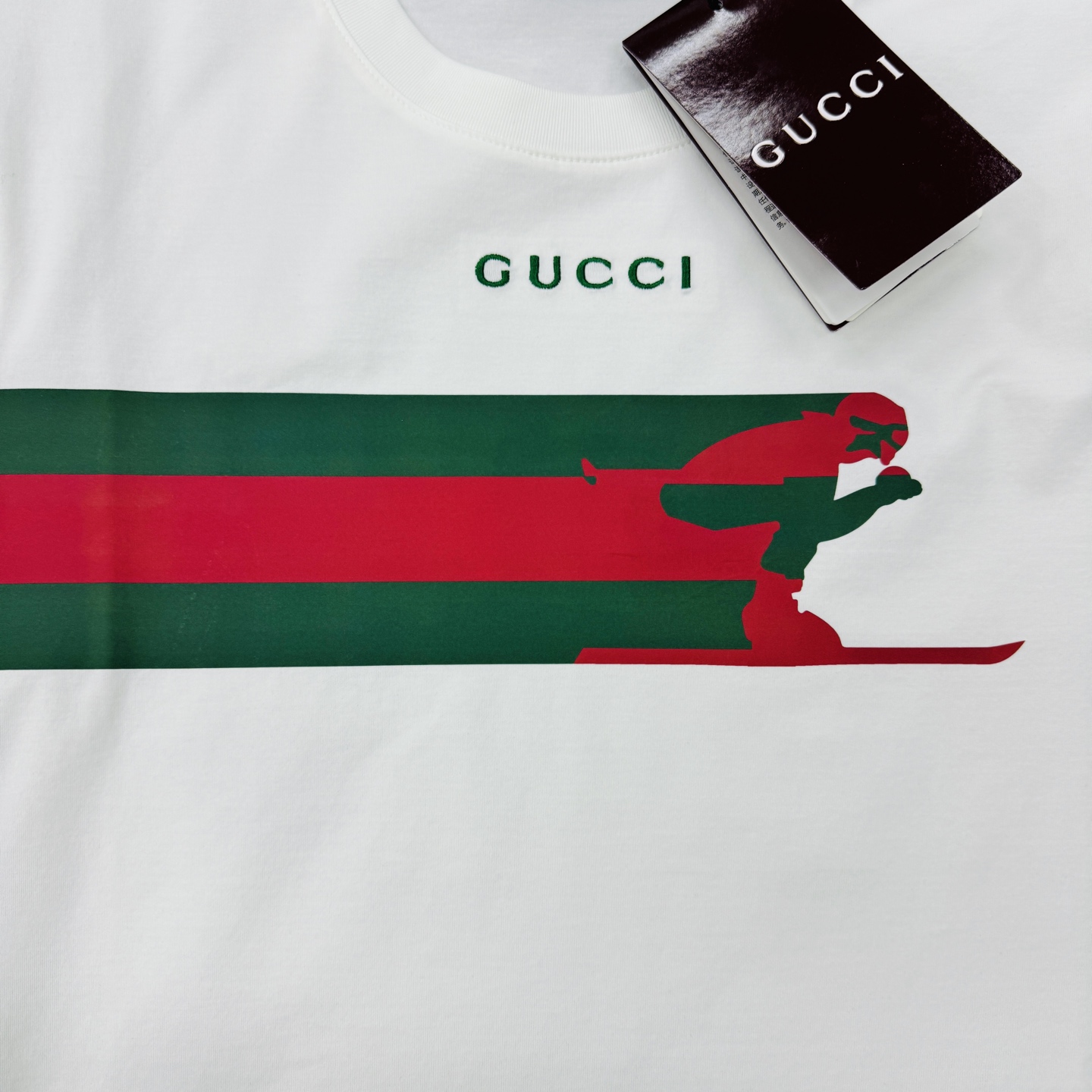 Gucci古奇26s新品滑雪印花T恤.采用190g丝光棉材质，穿着舒适透气。正面滑雪人物剪影+品牌标志，