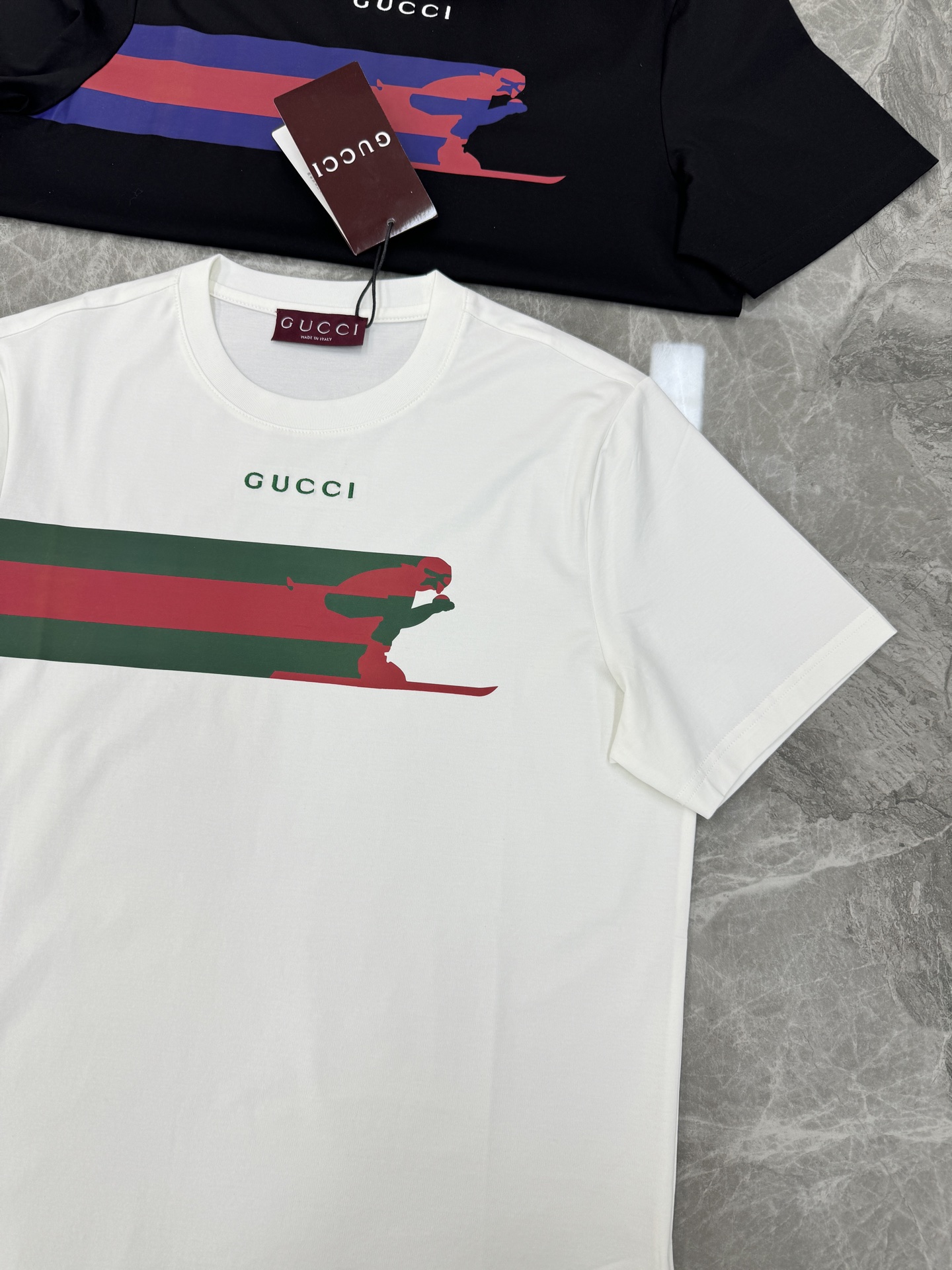 Gucci古奇26s新品滑雪印花T恤.采用190g丝光棉材质，穿着舒适透气。正面滑雪人物剪影+品牌标志，