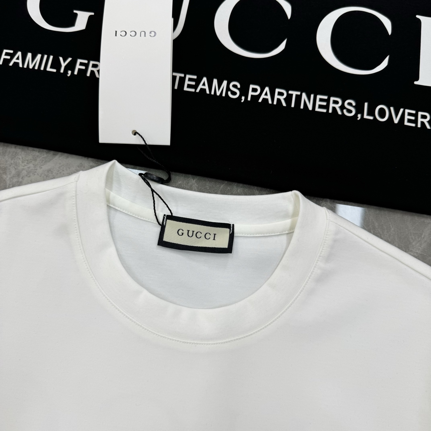 Gucc*i古齐新款丝光棉T恤.简单基础款推荐-优选200g100%丝光全棉材质制作而成.质地顺滑细腻.