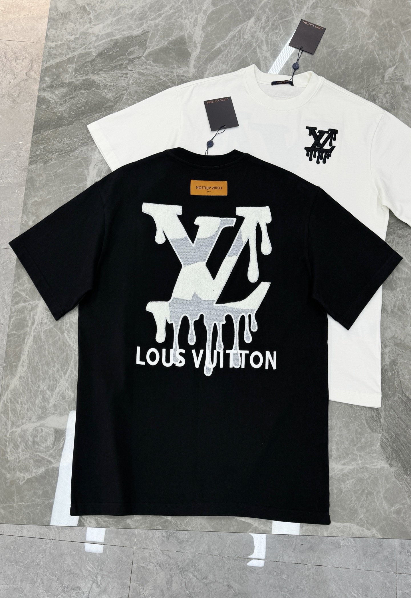 Louis Vuitton26s新品.男女同款❤️驴牌重工绣花T恤，正面有经典Logo字样，后背品牌字母