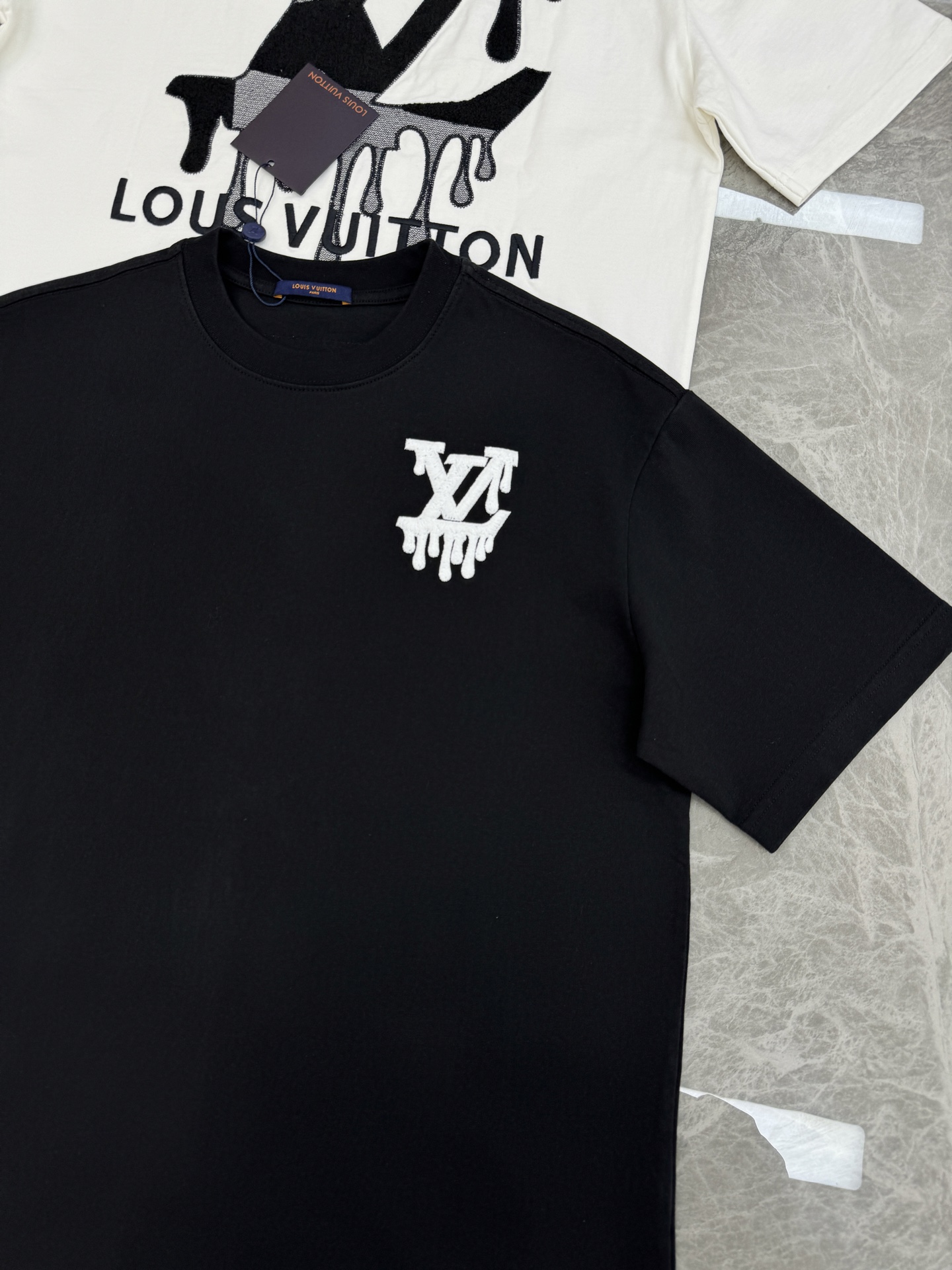 Louis Vuitton26s新品.男女同款❤️驴牌重工绣花T恤，正面有经典Logo字样，后背品牌字母