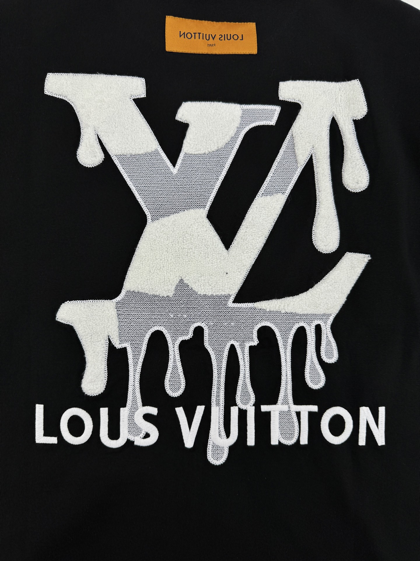 Louis Vuitton26s新品.男女同款❤️驴牌重工绣花T恤，正面有经典Logo字样，后背品牌字母