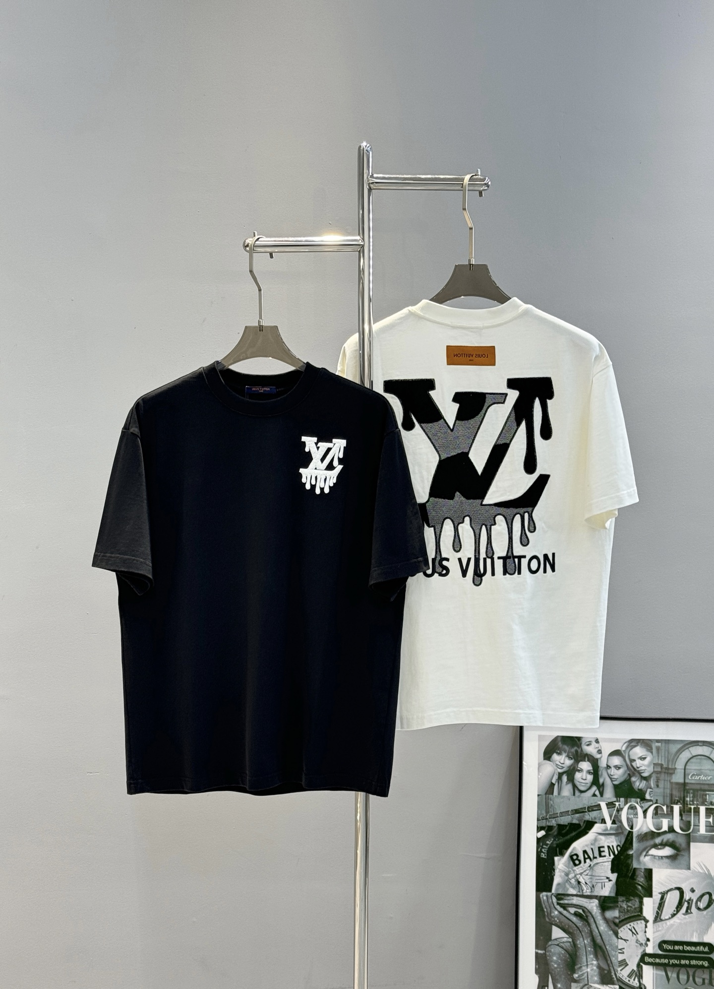 Louis Vuitton26s新品.男女同款❤️驴牌重工绣花T恤，正面有经典Logo字样，后背品牌字母