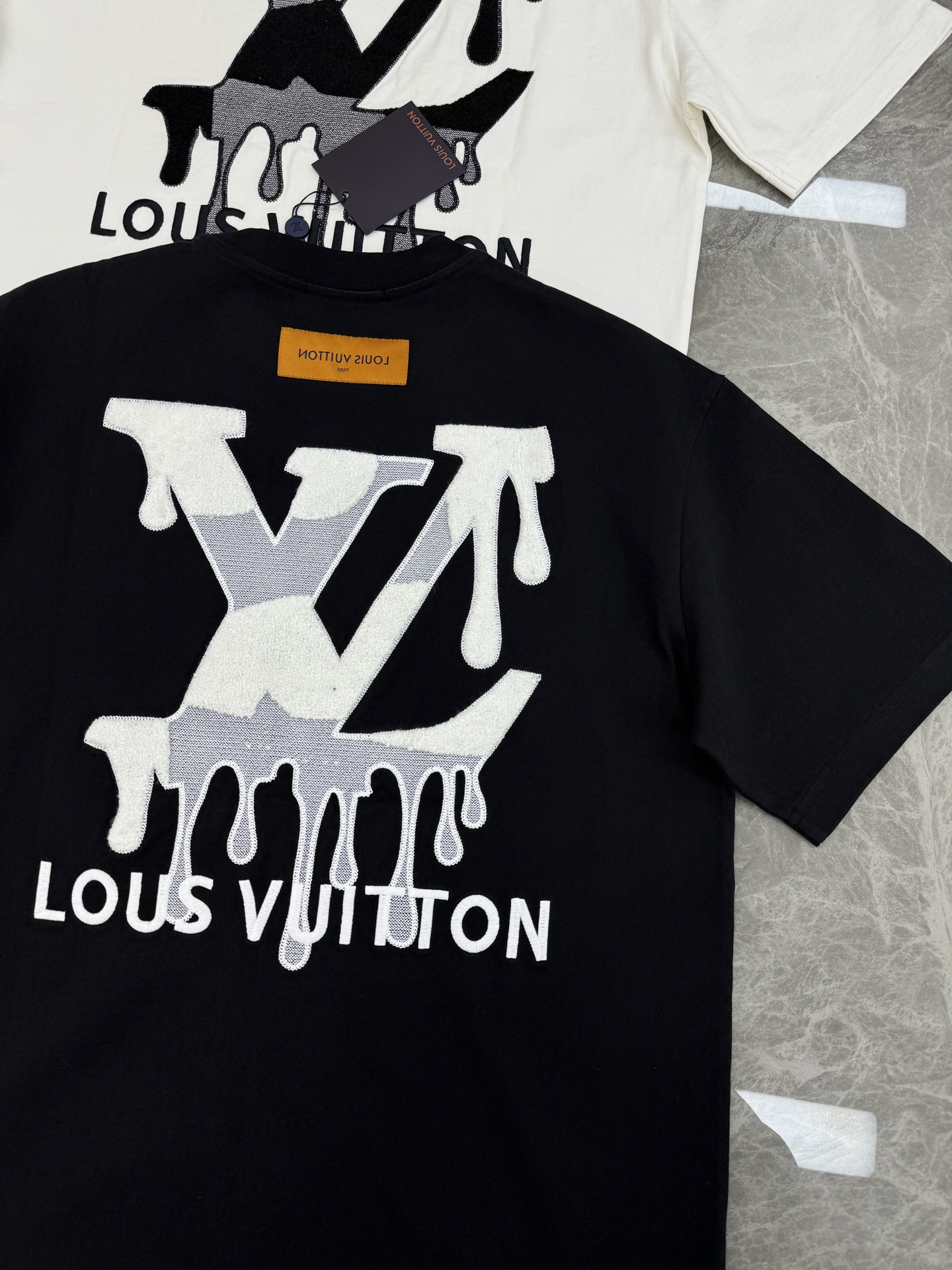 Louis Vuitton26s新品.男女同款❤️驴牌重工绣花T恤，正面有经典Logo字样，后背品牌字母