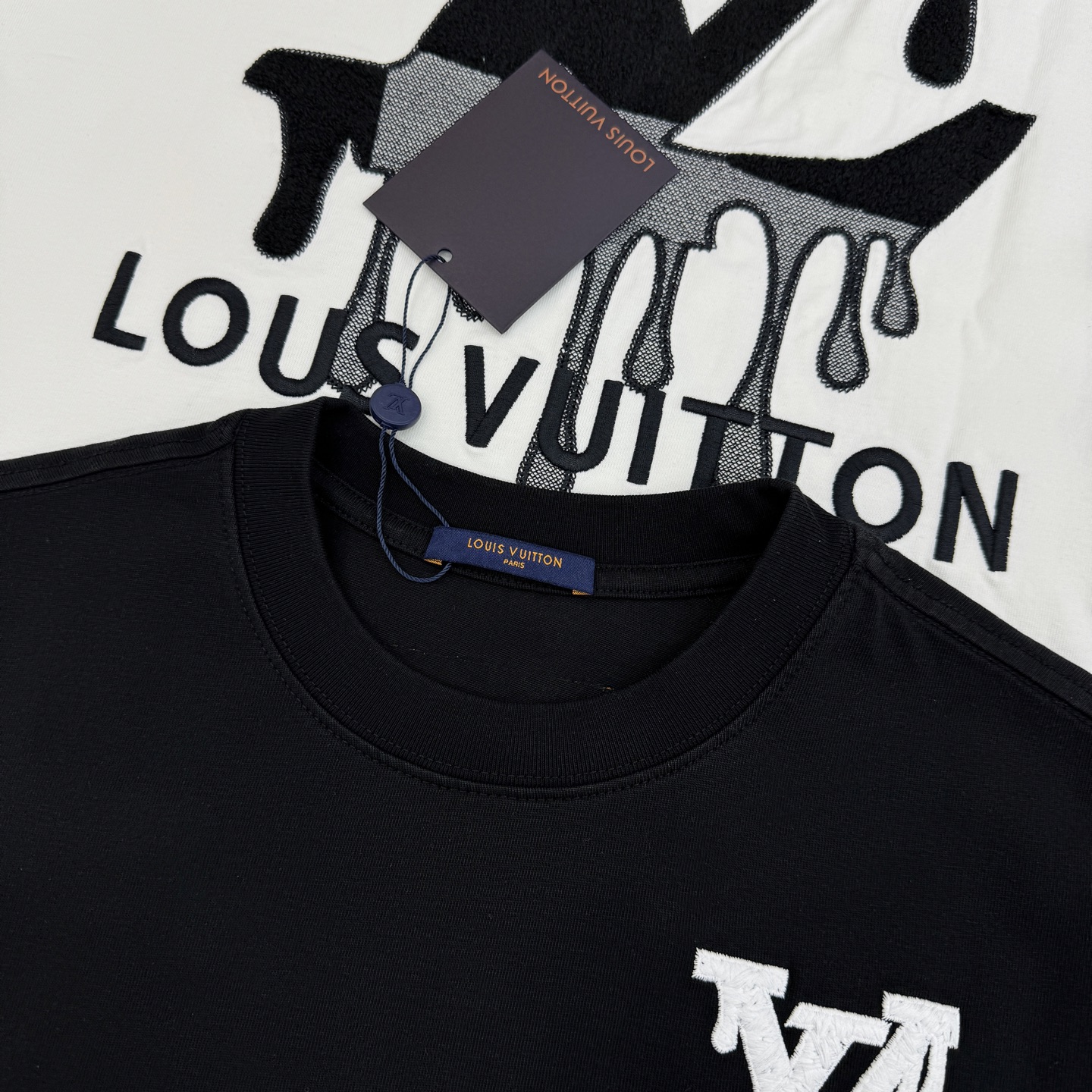Louis Vuitton26s新品.男女同款❤️驴牌重工绣花T恤，正面有经典Logo字样，后背品牌字母