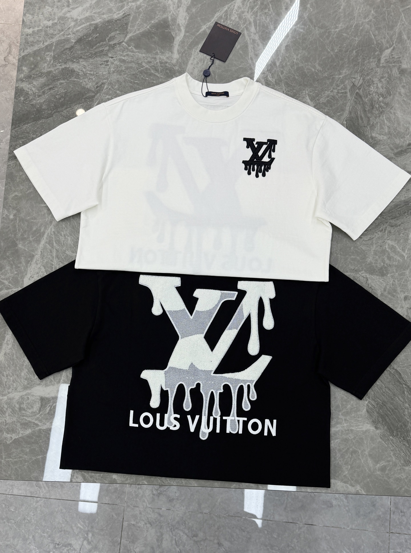 Louis Vuitton26s新品.男女同款❤️驴牌重工绣花T恤，正面有经典Logo字样，后背品牌字母
