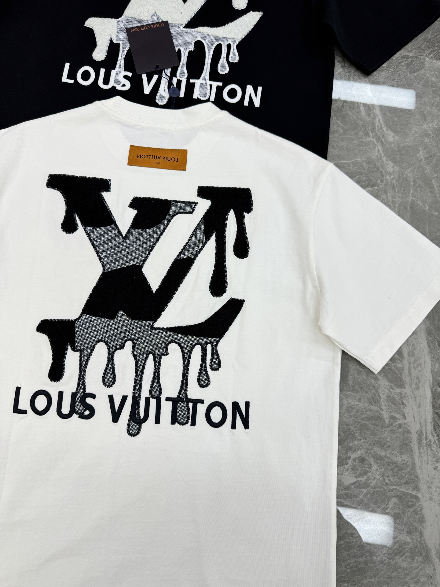 Louis Vuitton26s新品.男女同款❤️驴牌重工绣花T恤，正面有经典Logo字样，后背品牌字母