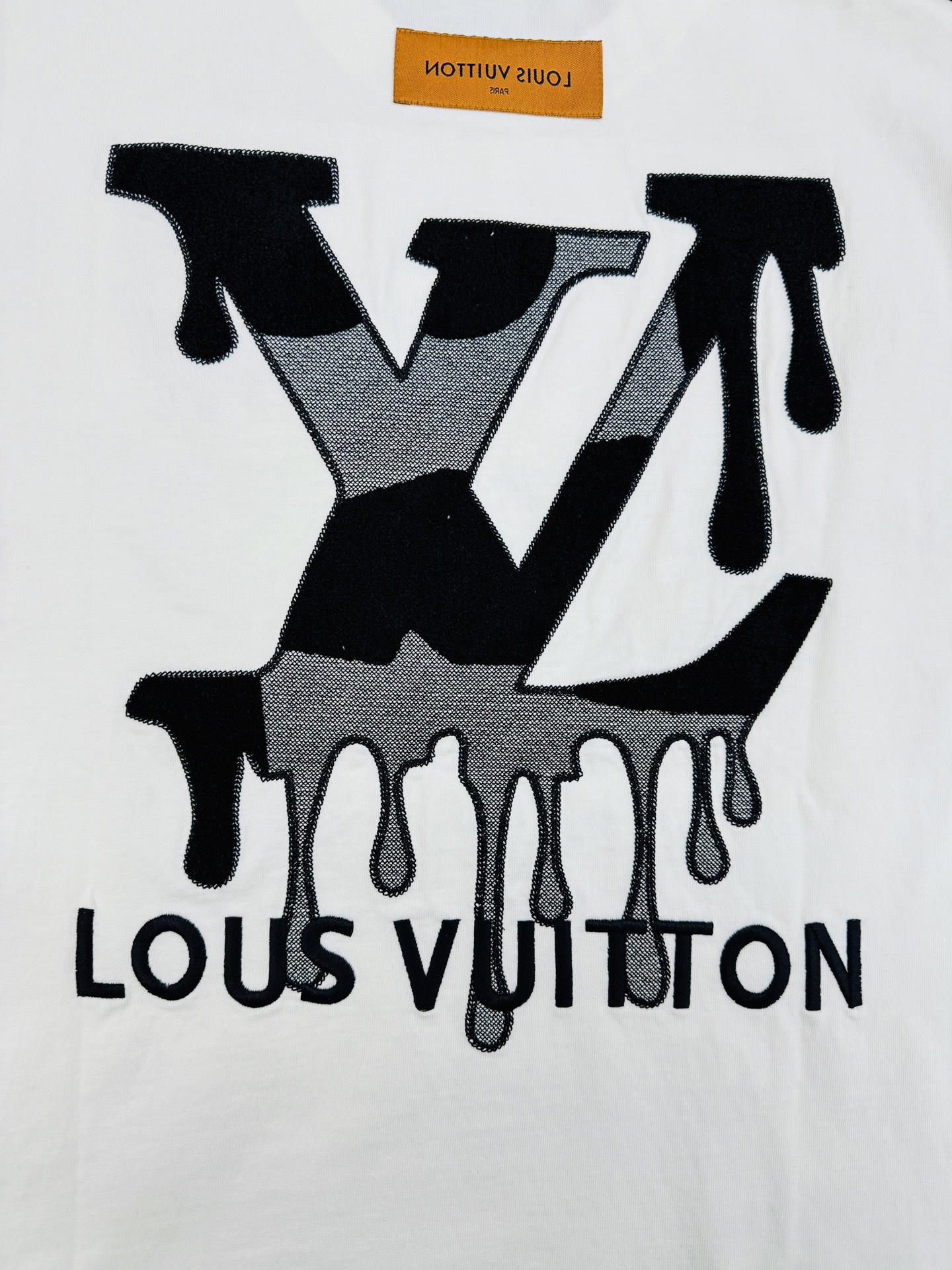 Louis Vuitton26s新品.男女同款❤️驴牌重工绣花T恤，正面有经典Logo字样，后背品牌字母