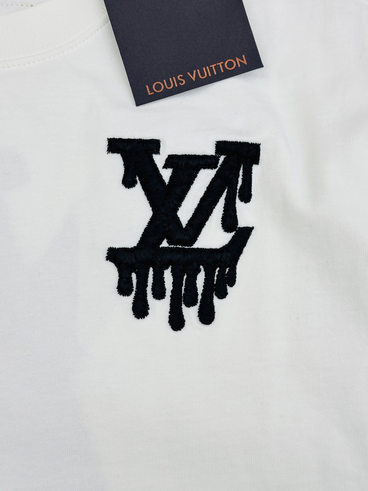 Louis Vuitton26s新品.男女同款❤️驴牌重工绣花T恤，正面有经典Logo字样，后背品牌字母