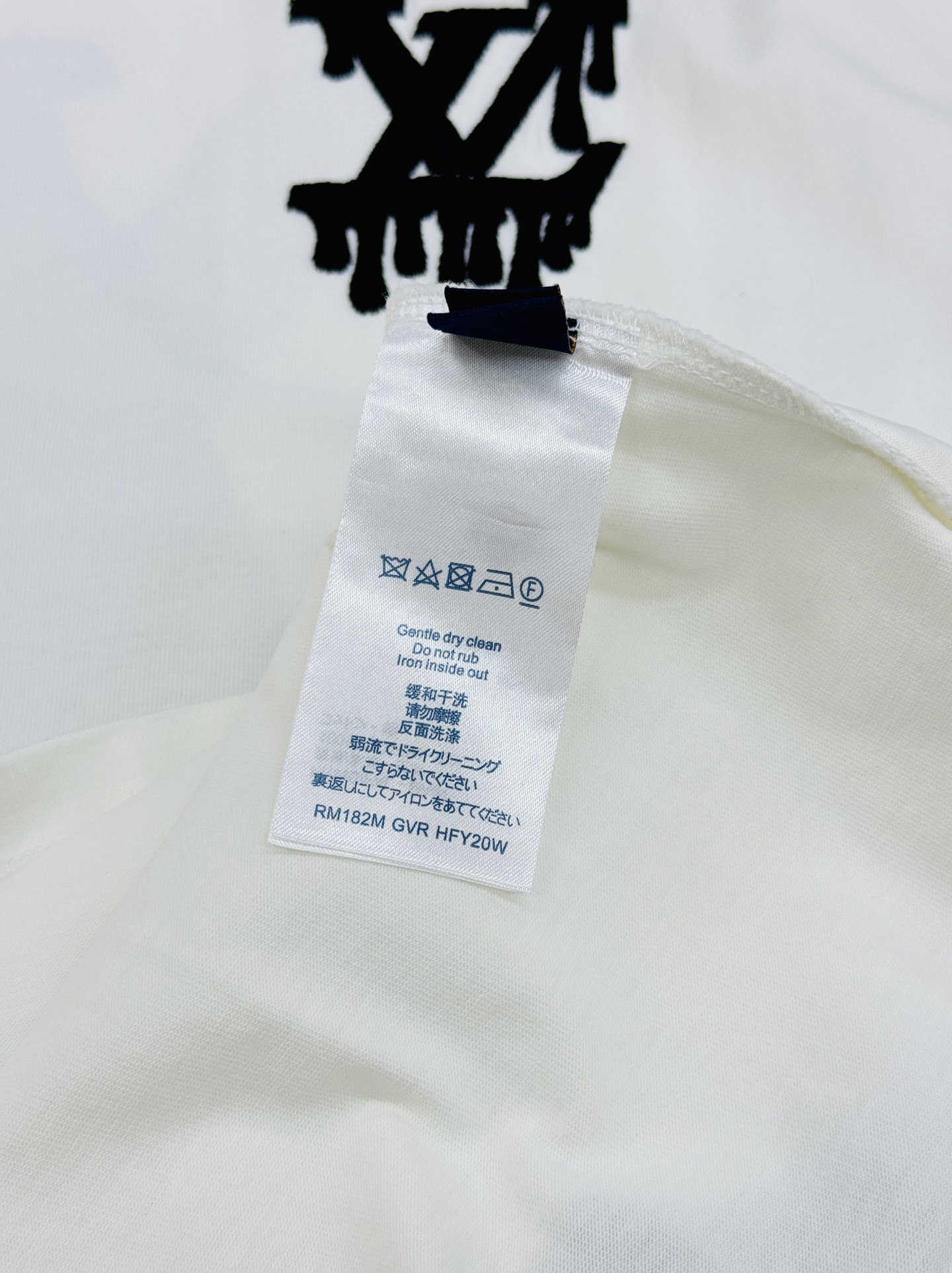 Louis Vuitton26s新品.男女同款❤️驴牌重工绣花T恤，正面有经典Logo字样，后背品牌字母