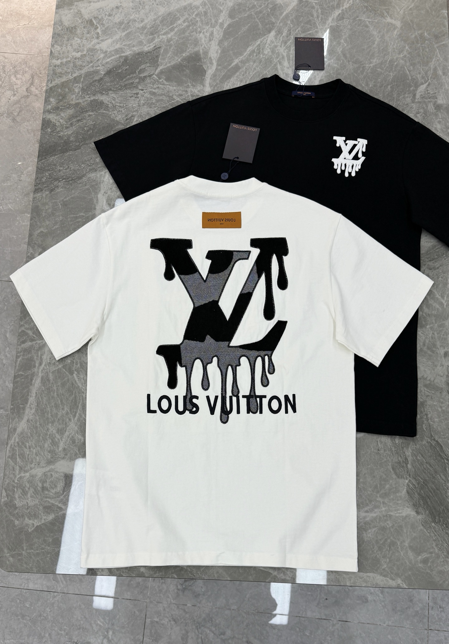 Louis Vuitton26s新品.男女同款❤️驴牌重工绣花T恤，正面有经典Logo字样，后背品牌字母