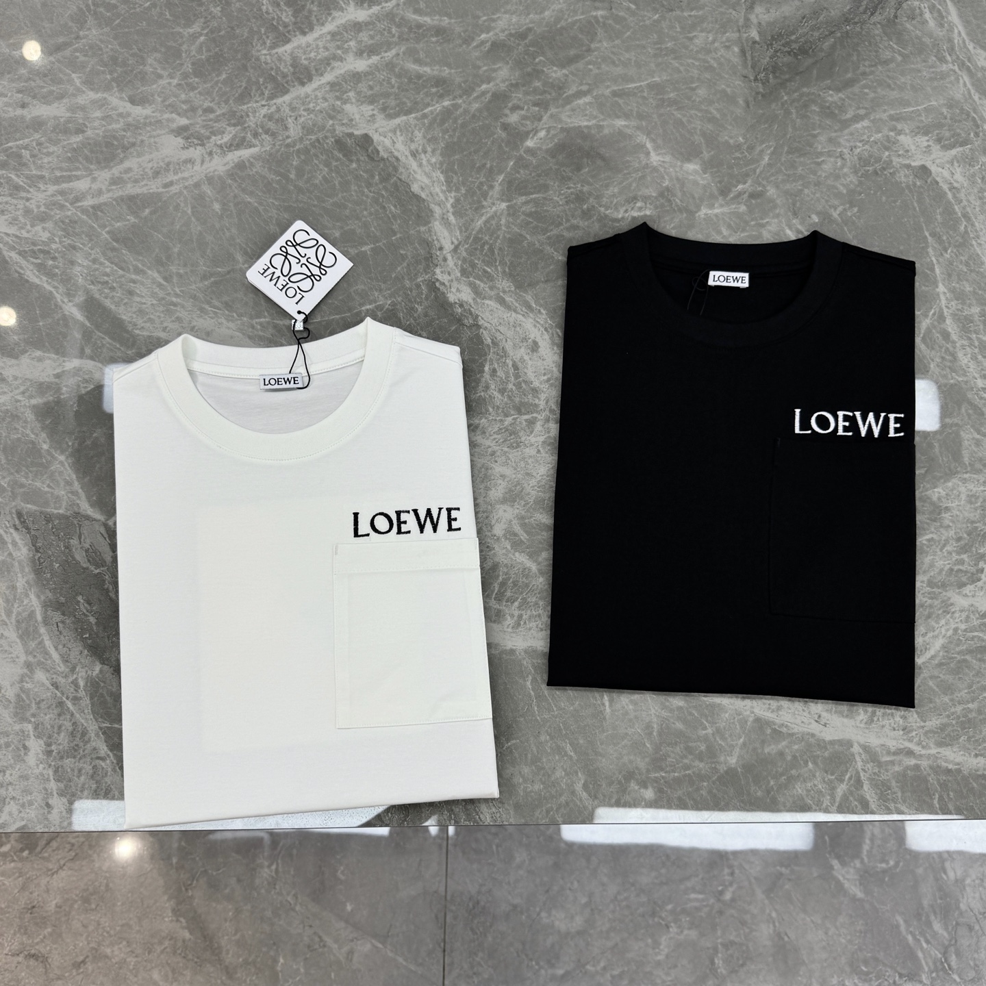 LOEWE罗意威26s经典Logo口袋短袖.原单推荐❤️采用100%190g丝光棉，柔软亲肤又透气，日常