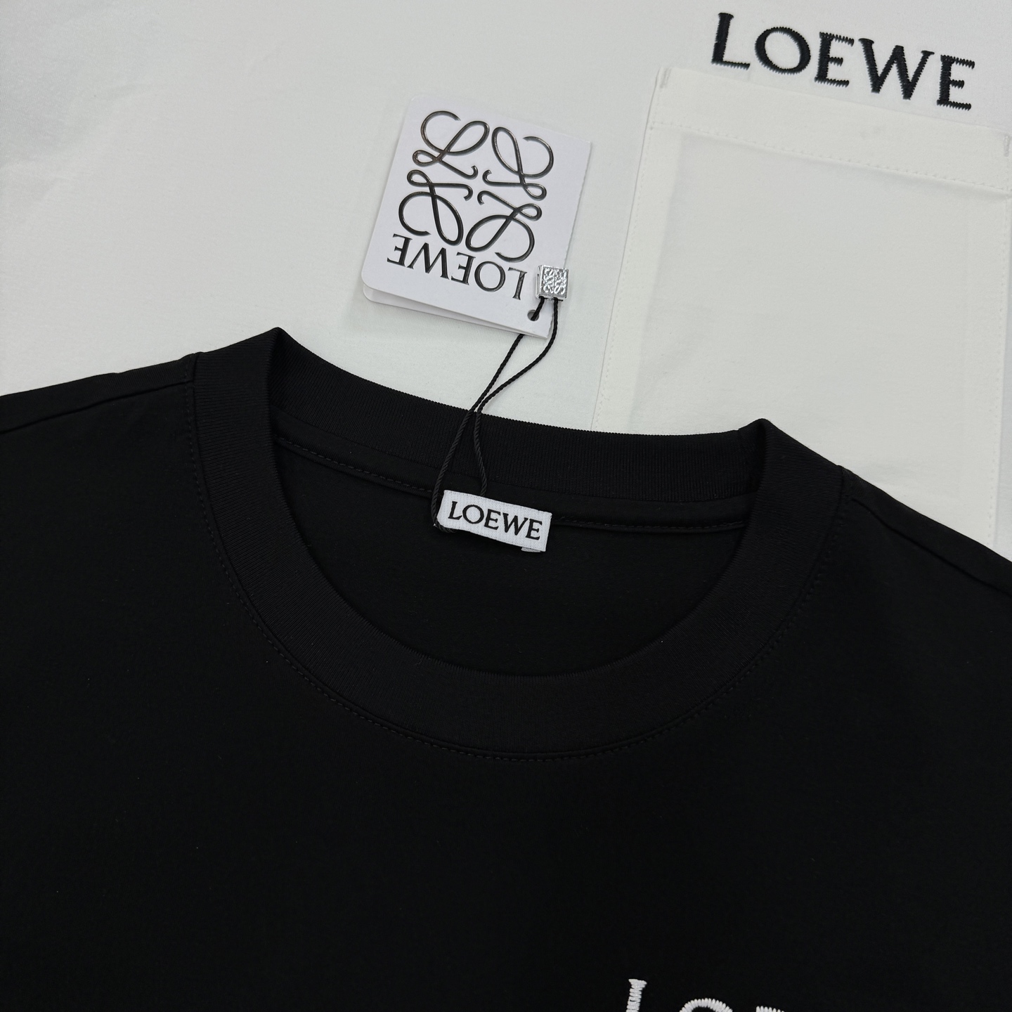 LOEWE罗意威26s经典Logo口袋短袖.原单推荐❤️采用100%190g丝光棉，柔软亲肤又透气，日常