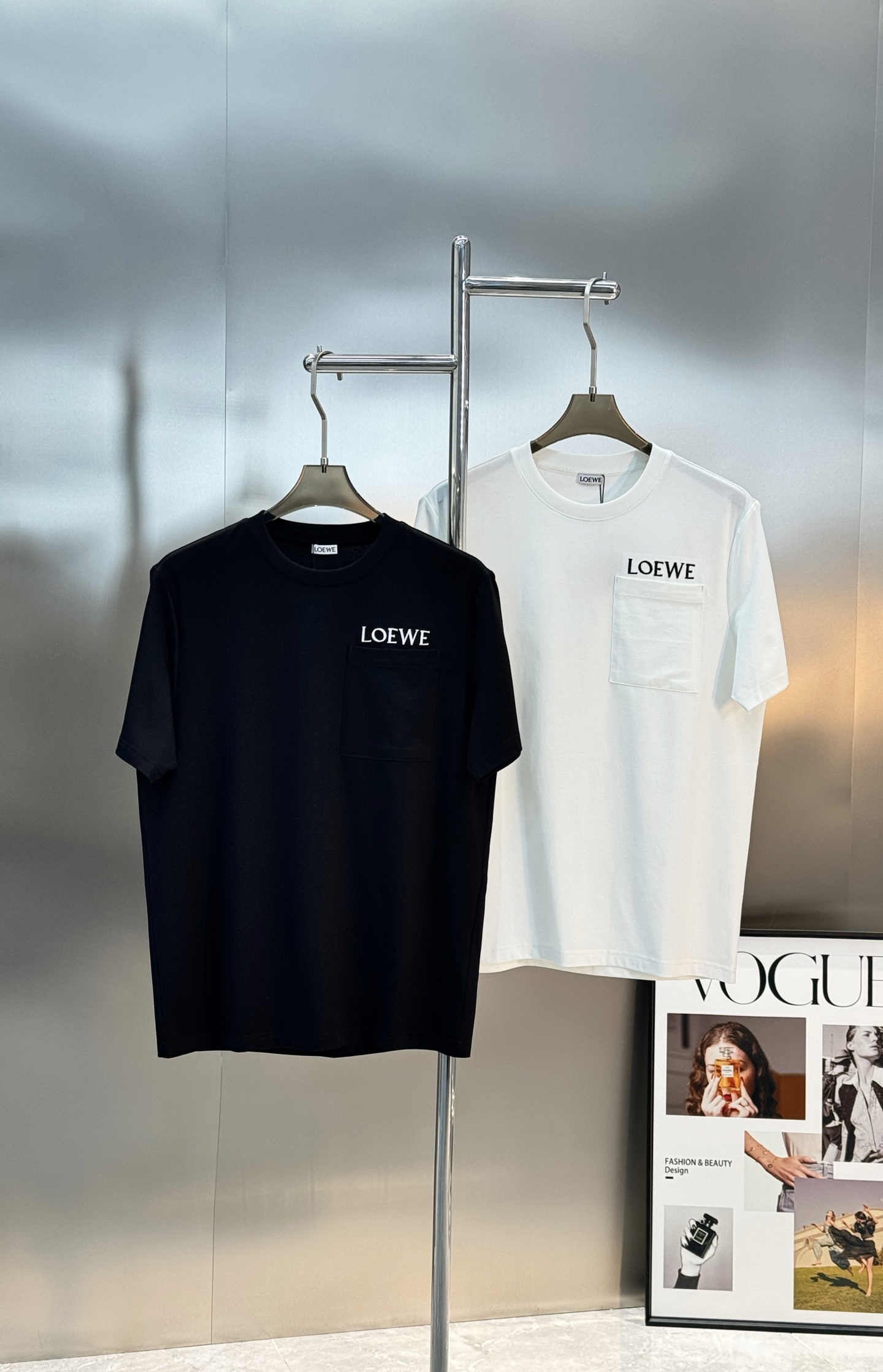 LOEWE罗意威26s经典Logo口袋短袖.原单推荐❤️采用100%190g丝光棉，柔软亲肤又透气，日常