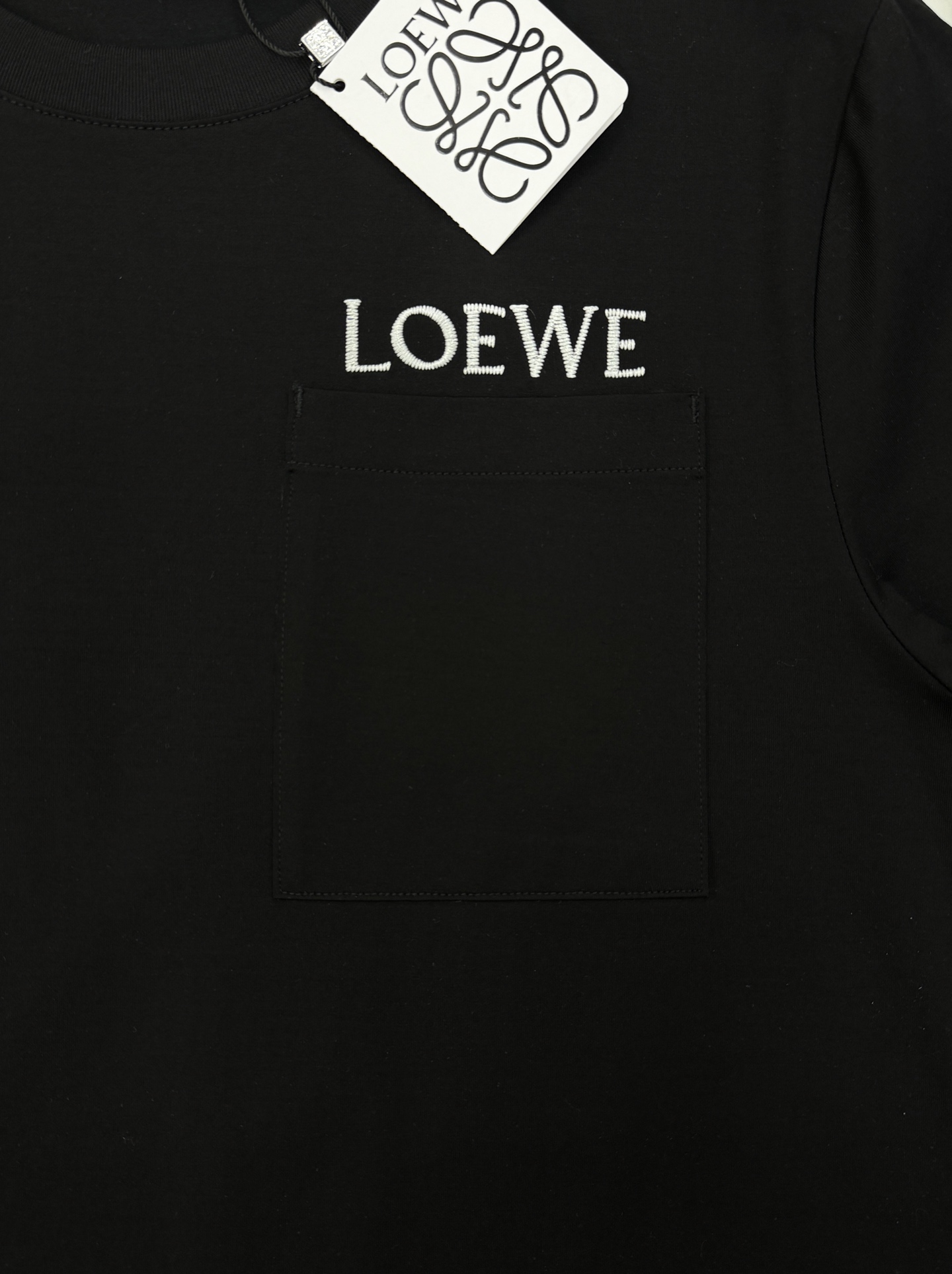 LOEWE罗意威26s经典Logo口袋短袖.原单推荐❤️采用100%190g丝光棉，柔软亲肤又透气，日常