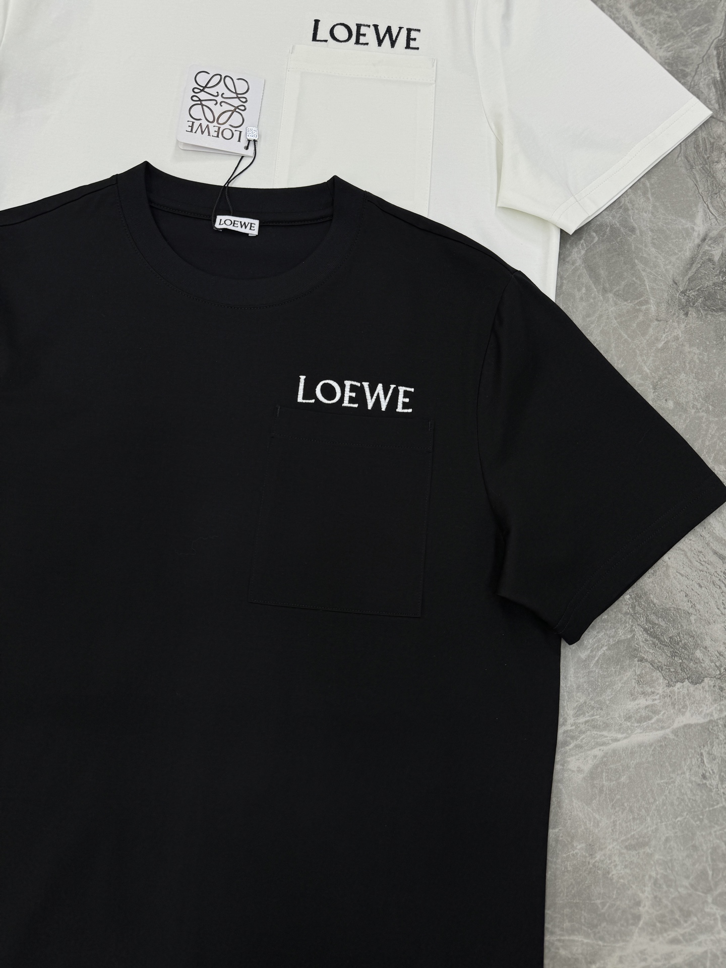 LOEWE罗意威26s经典Logo口袋短袖.原单推荐❤️采用100%190g丝光棉，柔软亲肤又透气，日常