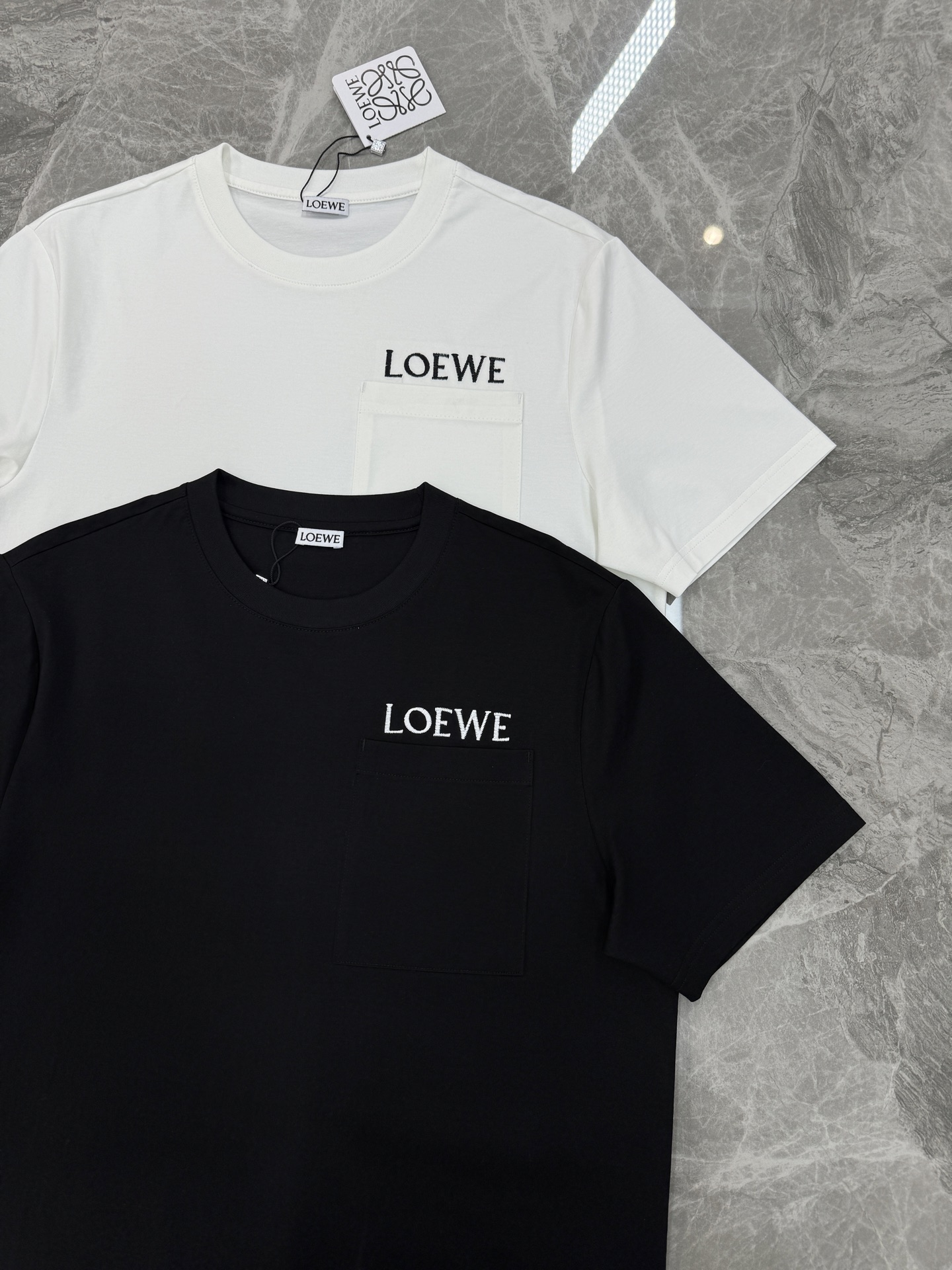 LOEWE罗意威26s经典Logo口袋短袖.原单推荐❤️采用100%190g丝光棉，柔软亲肤又透气，日常