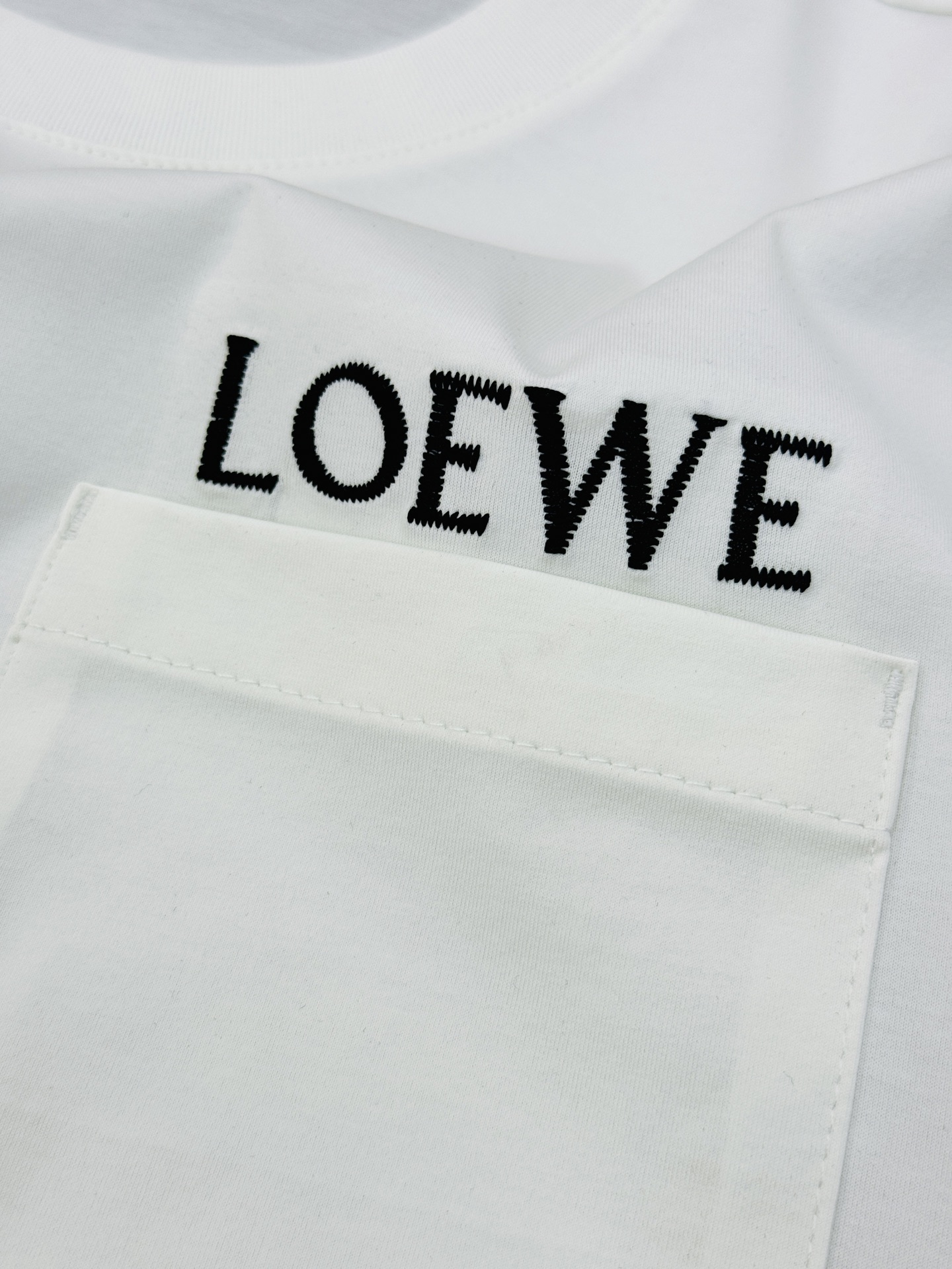 LOEWE罗意威26s经典Logo口袋短袖.原单推荐❤️采用100%190g丝光棉，柔软亲肤又透气，日常