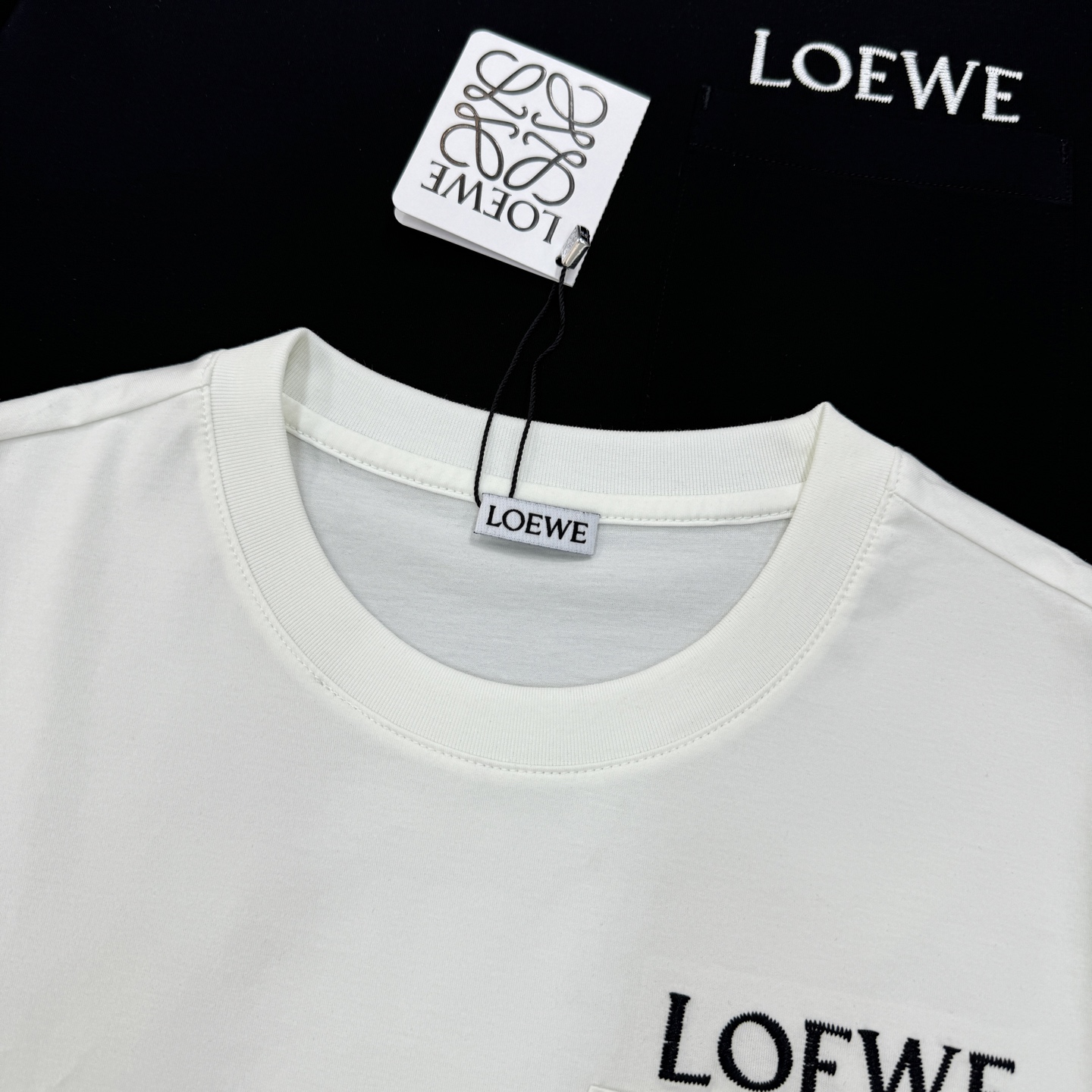 LOEWE罗意威26s经典Logo口袋短袖.原单推荐❤️采用100%190g丝光棉，柔软亲肤又透气，日常