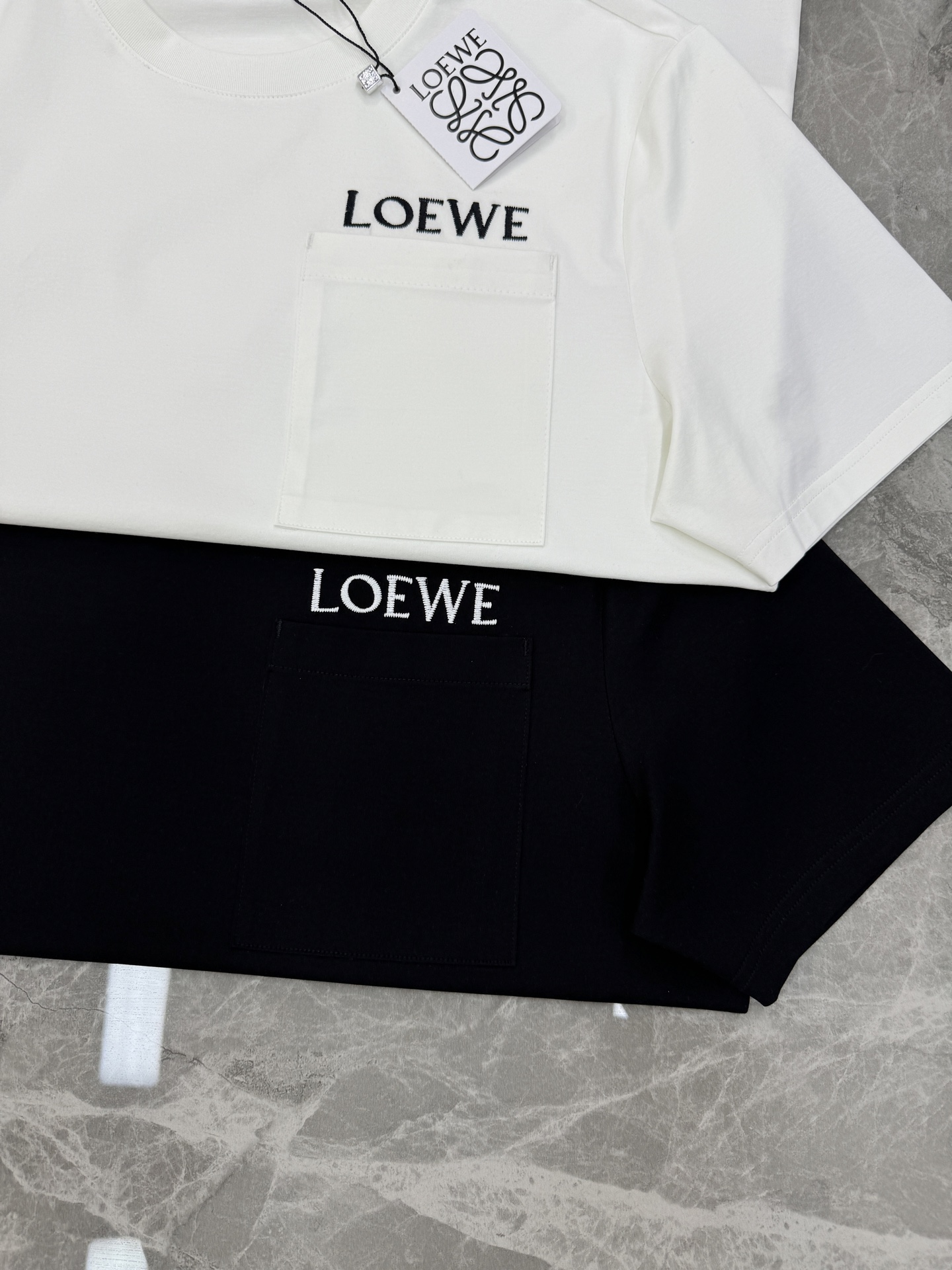 LOEWE罗意威26s经典Logo口袋短袖.原单推荐❤️采用100%190g丝光棉，柔软亲肤又透气，日常