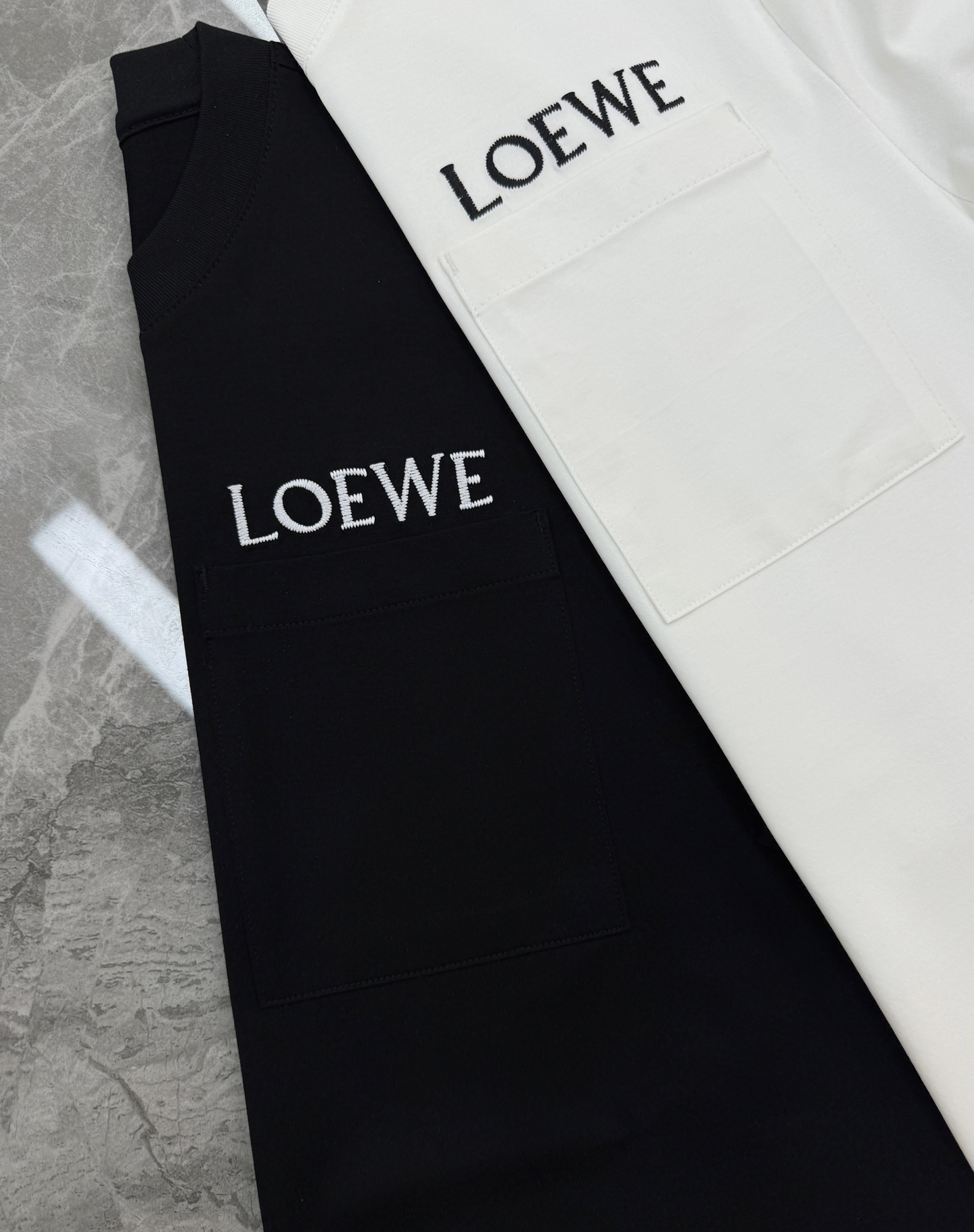 LOEWE罗意威26s经典Logo口袋短袖.原单推荐❤️采用100%190g丝光棉，柔软亲肤又透气，日常