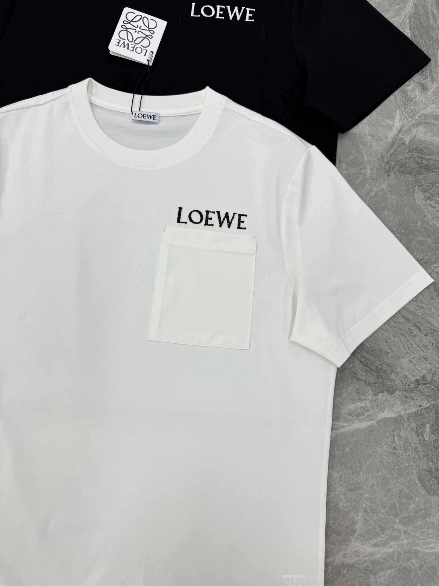 LOEWE罗意威26s经典Logo口袋短袖.原单推荐❤️采用100%190g丝光棉，柔软亲肤又透气，日常