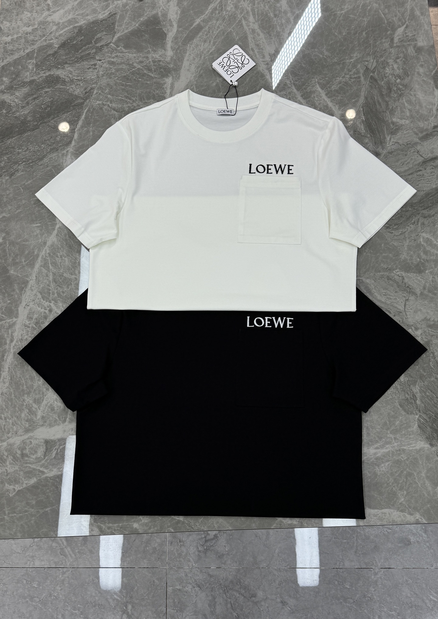 LOEWE罗意威26s经典Logo口袋短袖.原单推荐❤️采用100%190g丝光棉，柔软亲肤又透气，日常
