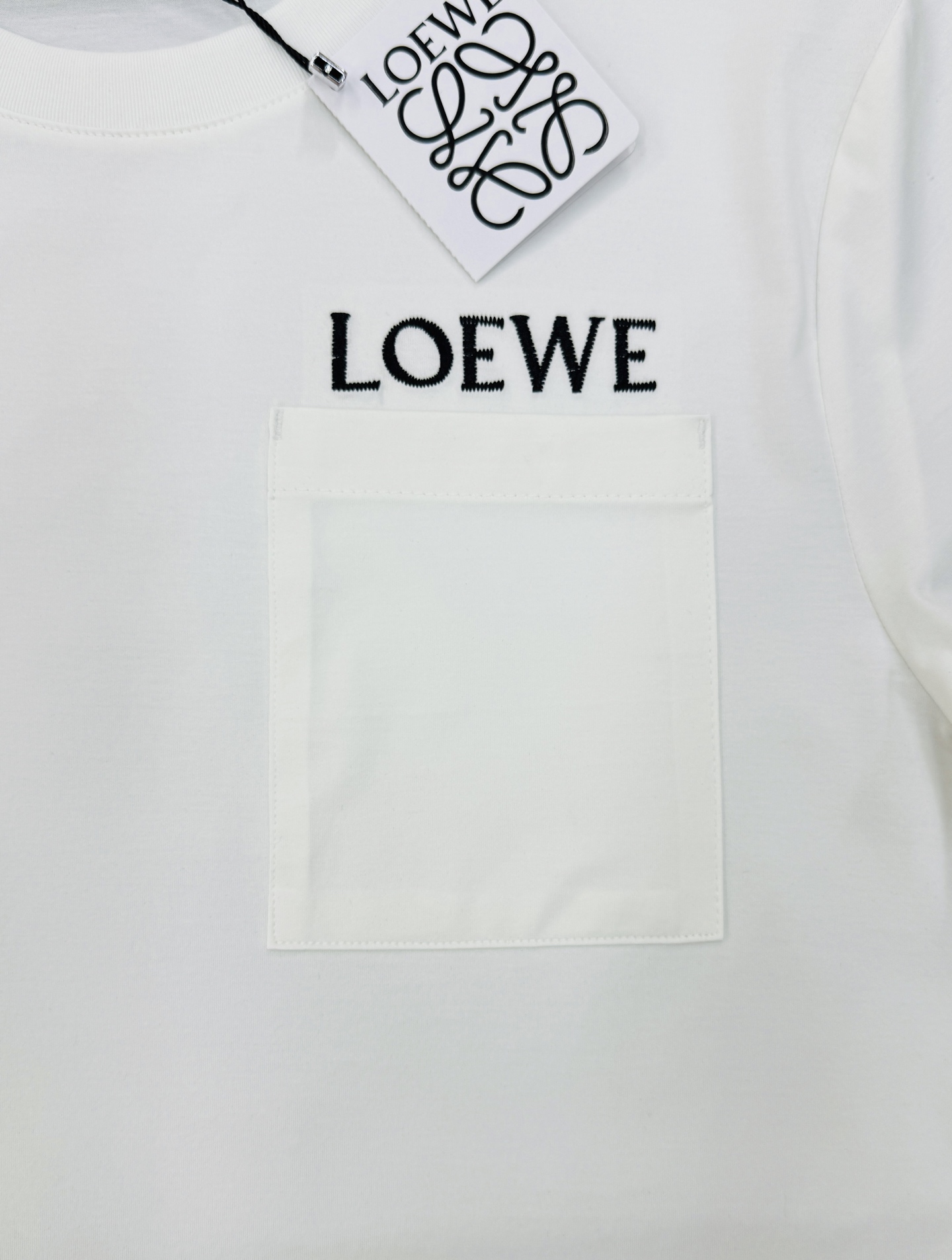 LOEWE罗意威26s经典Logo口袋短袖.原单推荐❤️采用100%190g丝光棉，柔软亲肤又透气，日常