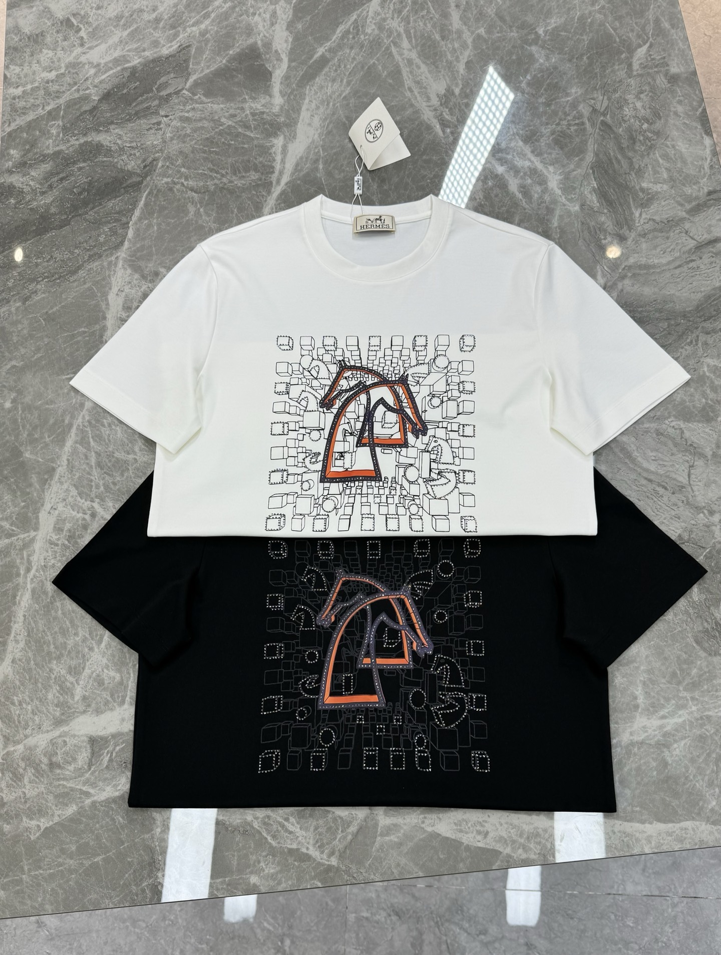 HERM*S爱马仕新款丝光棉T恤.新品为全新系列注入满满活力，这款单品用心甄选200g丝光棉面料制成，面