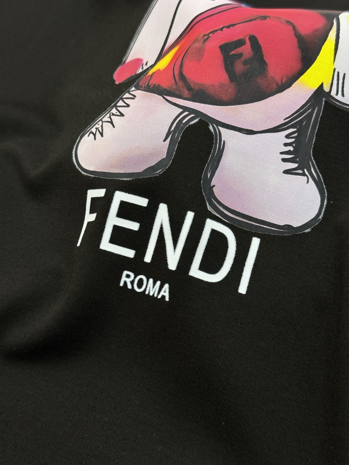 FENDI芬迪新款丝光棉T恤.胸口烫画设计.卡通造型非常减龄.成就最火最潮的icon...客供190g丝