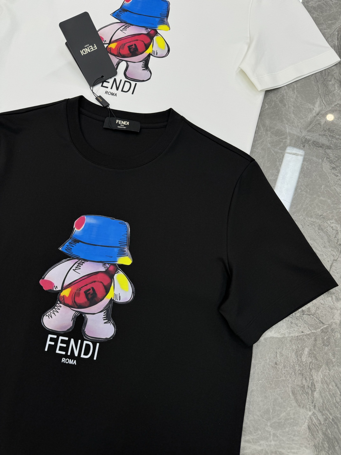 FENDI芬迪新款丝光棉T恤.胸口烫画设计.卡通造型非常减龄.成就最火最潮的icon...客供190g丝