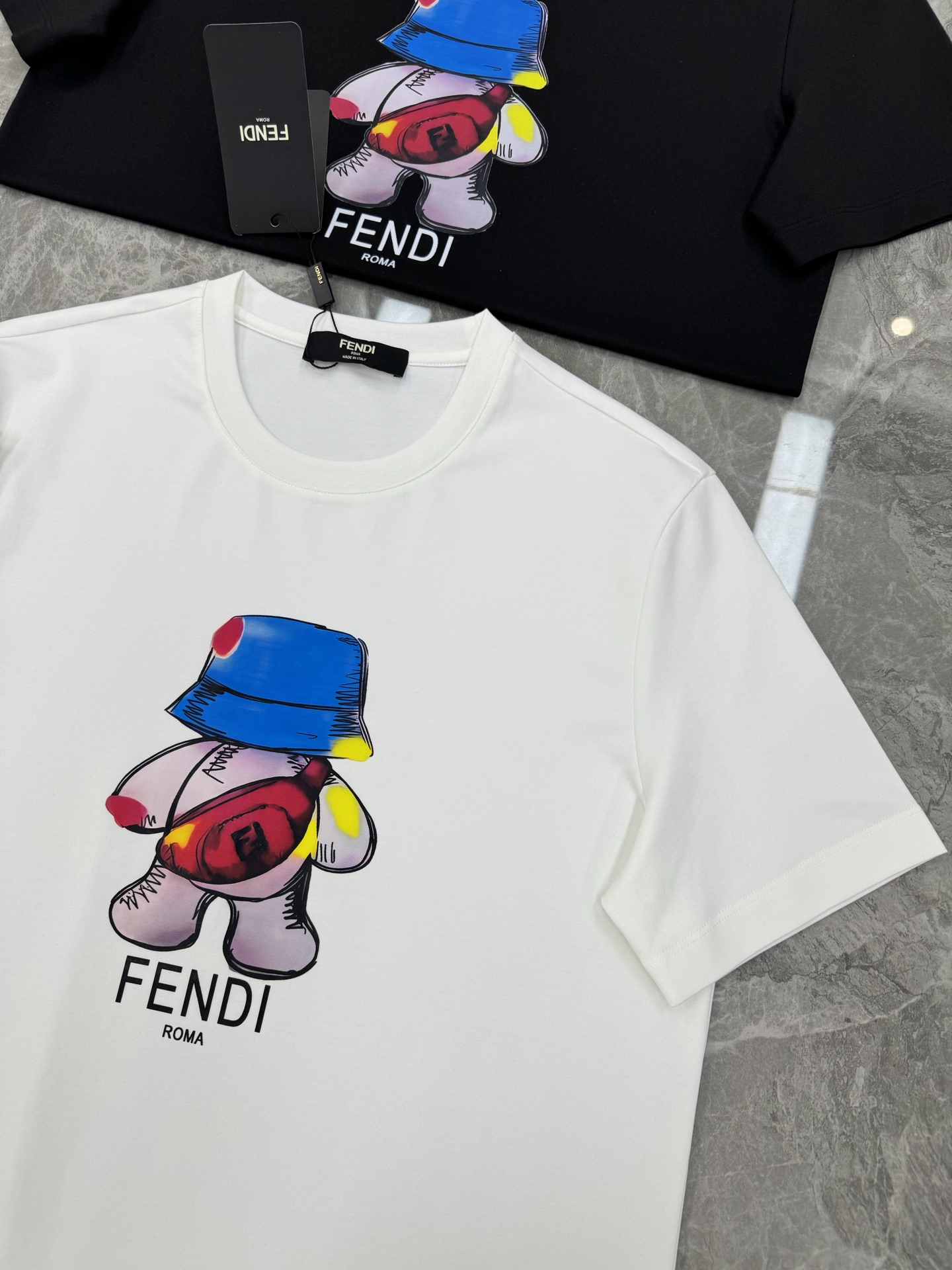 FENDI芬迪新款丝光棉T恤.胸口烫画设计.卡通造型非常减龄.成就最火最潮的icon...客供190g丝