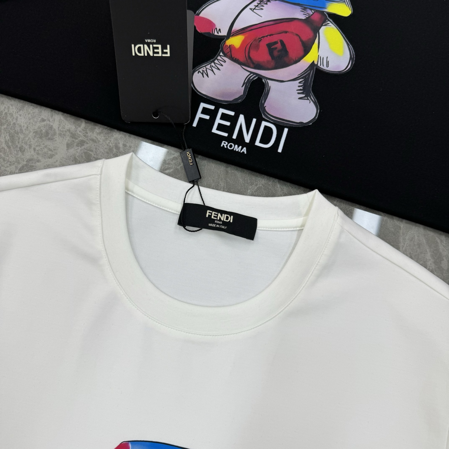 FENDI芬迪新款丝光棉T恤.胸口烫画设计.卡通造型非常减龄.成就最火最潮的icon...客供190g丝