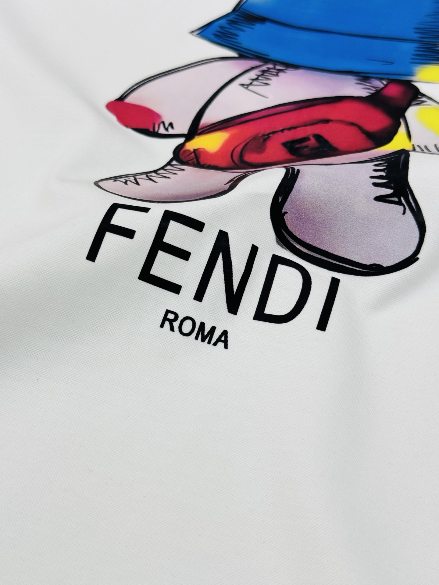 FENDI芬迪新款丝光棉T恤.胸口烫画设计.卡通造型非常减龄.成就最火最潮的icon...客供190g丝