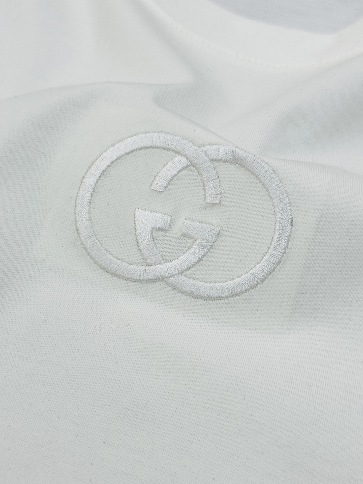 Gucci古奇26s新款圆领短T. 原单品质！胸前经典G家双G造型.重工3D绣花.本色搭配.视觉感受超前
