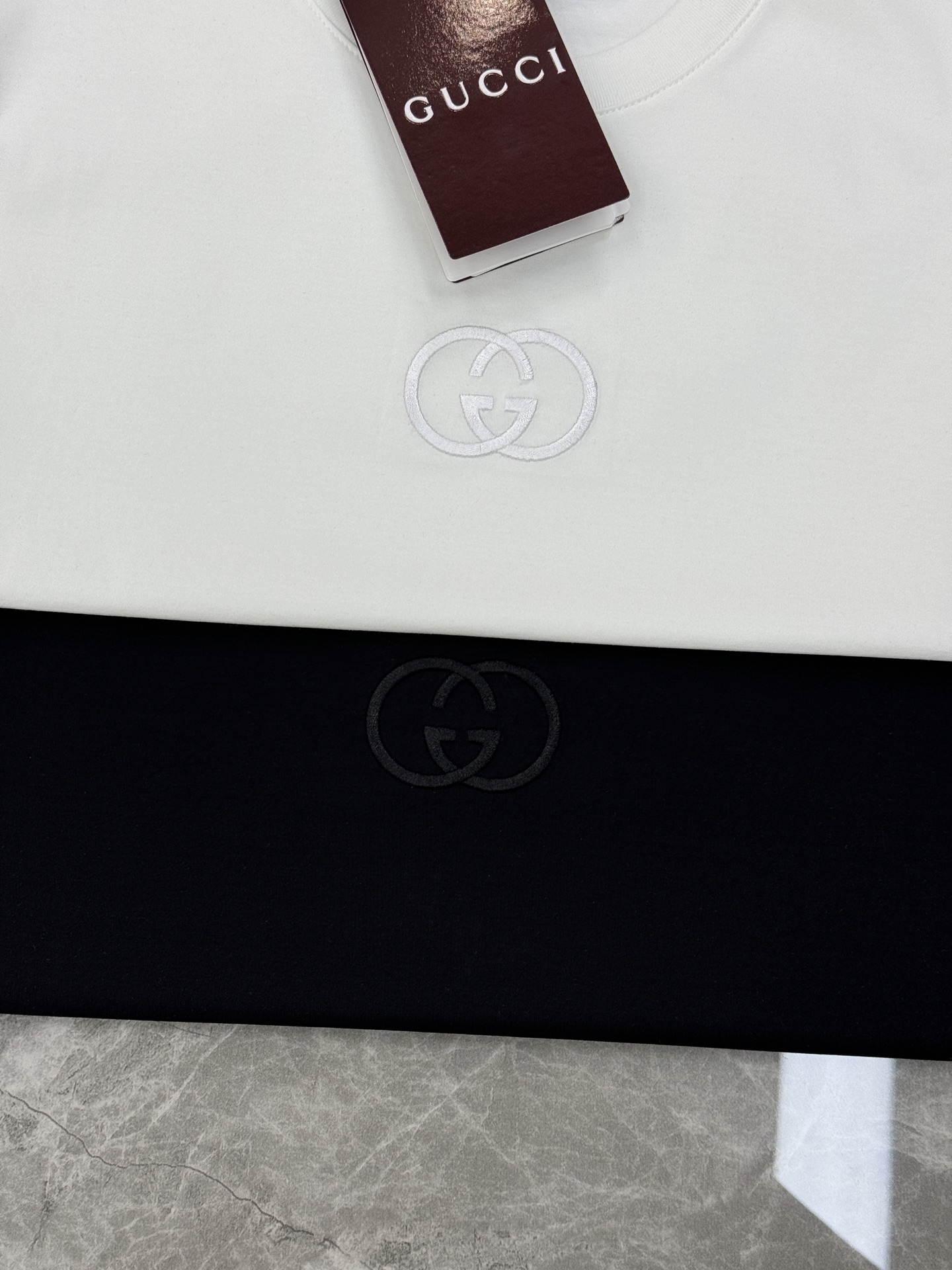 Gucci古奇26s新款圆领短T. 原单品质！胸前经典G家双G造型.重工3D绣花.本色搭配.视觉感受超前