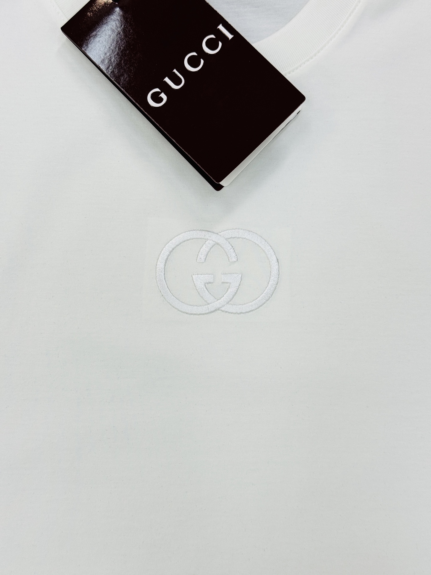 Gucci古奇26s新款圆领短T. 原单品质！胸前经典G家双G造型.重工3D绣花.本色搭配.视觉感受超前