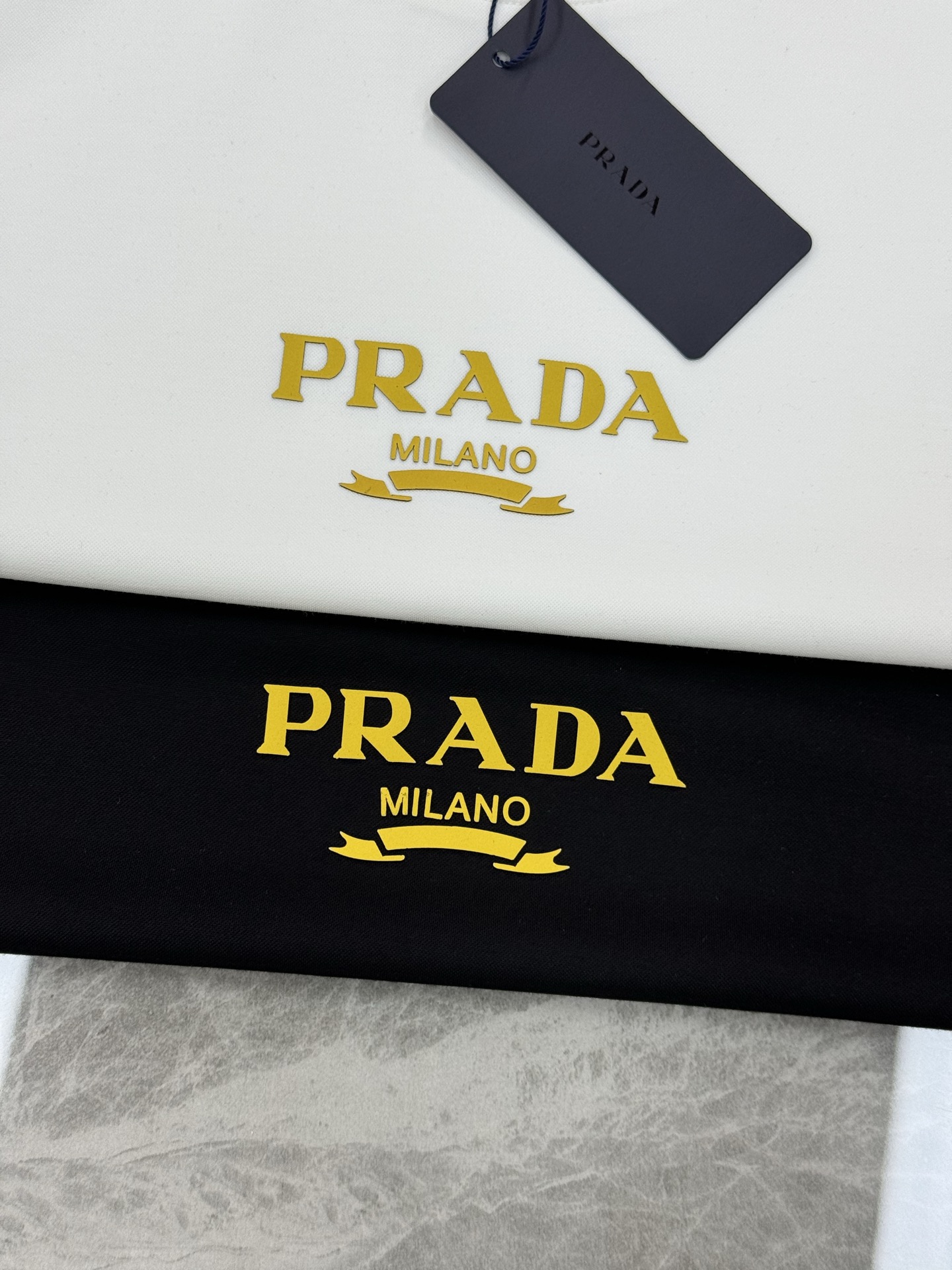 PRAD*A普拉达新款丝光棉T恤.胸口经典字母立体烫画.撞黄色搭配.经典之作！！！客供200g丝光棉面料