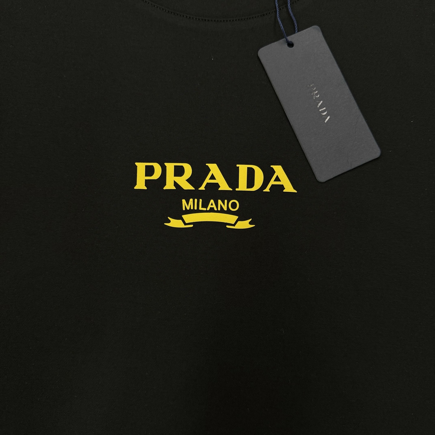PRAD*A普拉达新款丝光棉T恤.胸口经典字母立体烫画.撞黄色搭配.经典之作！！！客供200g丝光棉面料