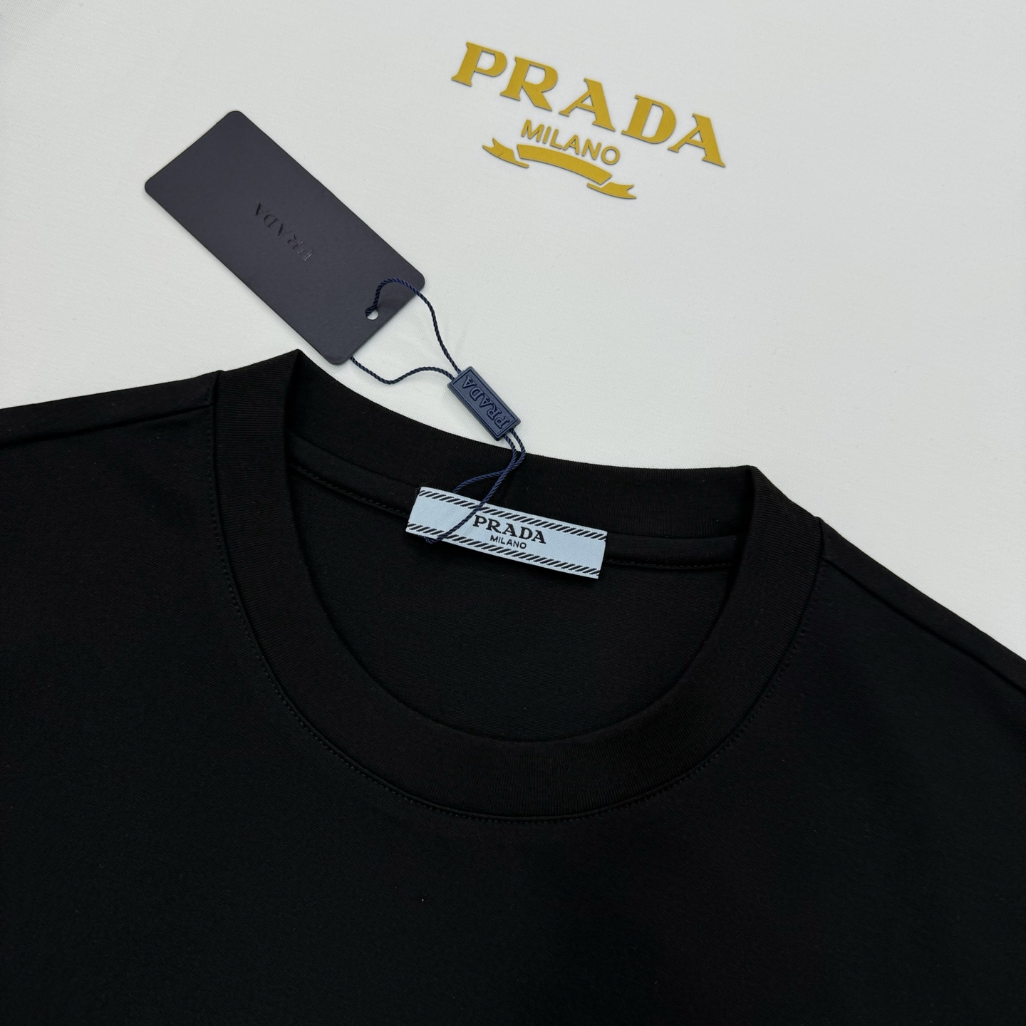 PRAD*A普拉达新款丝光棉T恤.胸口经典字母立体烫画.撞黄色搭配.经典之作！！！客供200g丝光棉面料